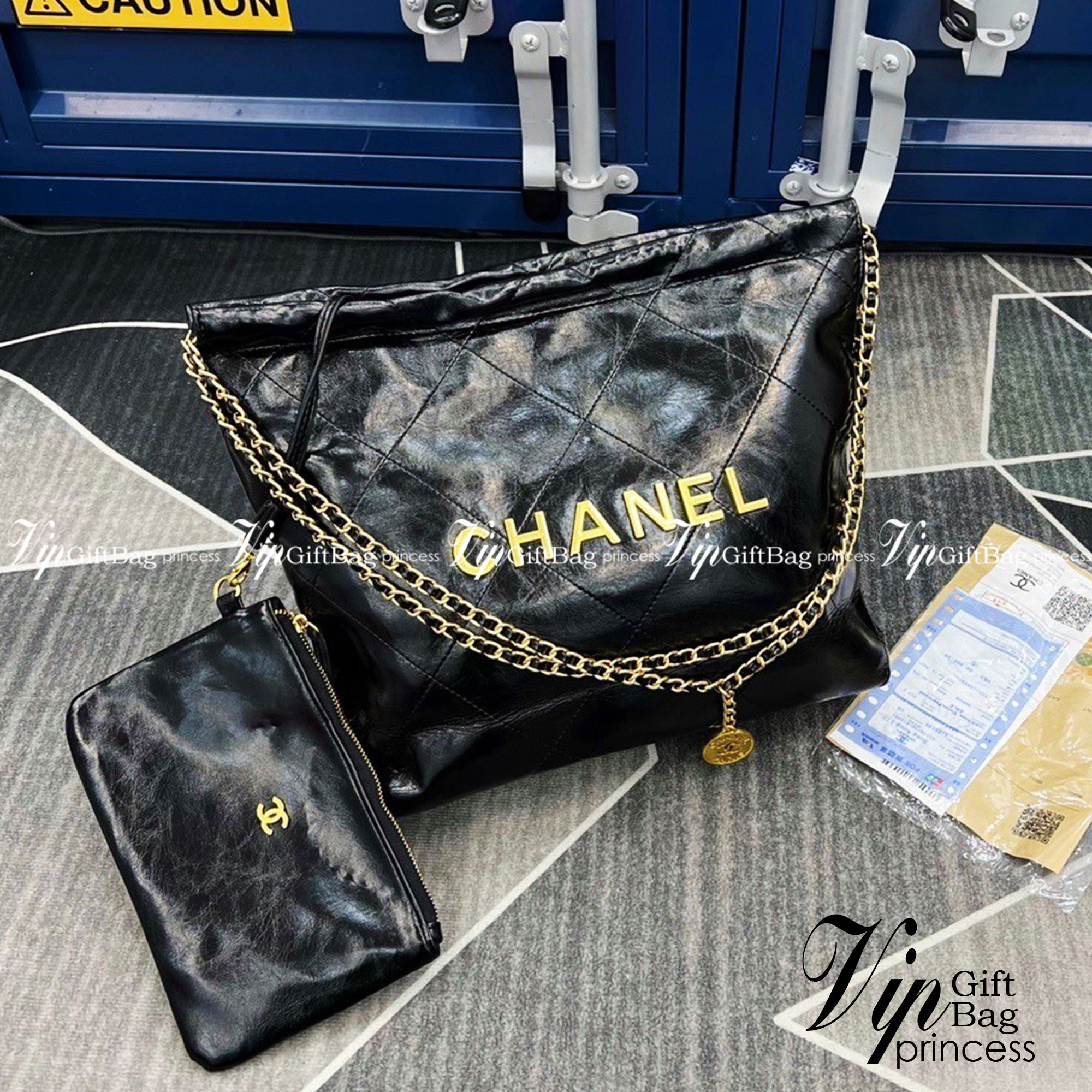 Chanel ss22 Logo CC shopping tote / Chanel 22 handbag 12" มาแรงที่สุดในตอนนี้ก็คือรุ่นนี้เลย ใช้งานง่ายรุ่นนี้สามารถใช้ได้ทั้งผู้หญิงและผู้ชายน้า เกินต้านที่สุดกับไอเท็มนี้ ที่สาวๆหรือใครๆก็ต้องมีแล้ว!! แค่เห็นก็หลงรัก กระเป๋าทรงสวย