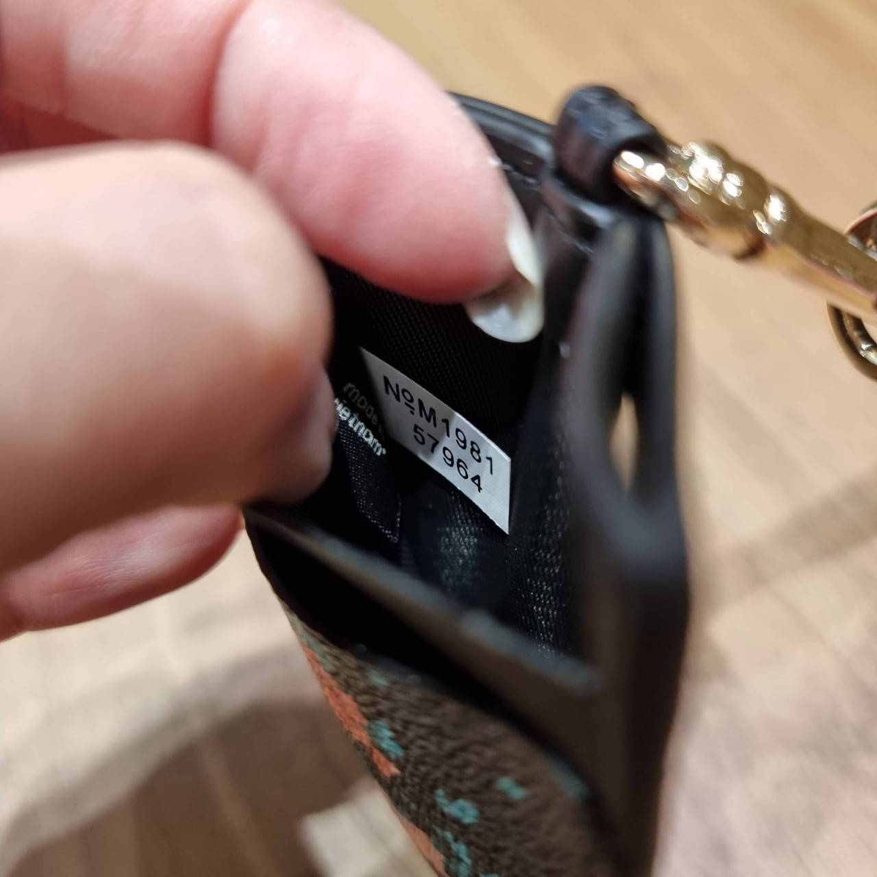 COACH C3305 ID LANYARD IN COLORBLOCK SIGNATURE CANVAS ง่ายๆแบบไม่ธรรมดา!! คลาสสิคแต่มีดีเทลโดดเด่น!! กระเป๋าถนอมบัตร พร้อมสายคล้องคอ ดีไซน์ลวดลายสวย ดูดีทุกแบบ ใช้งานง่าย พกพาสะดวก จะใส่บัตรพนักงาน บัตรเครดิต บัตรปชช. ใบขับขี่ และบัตรอื่นๆที่อยากจะใส่!! ต
