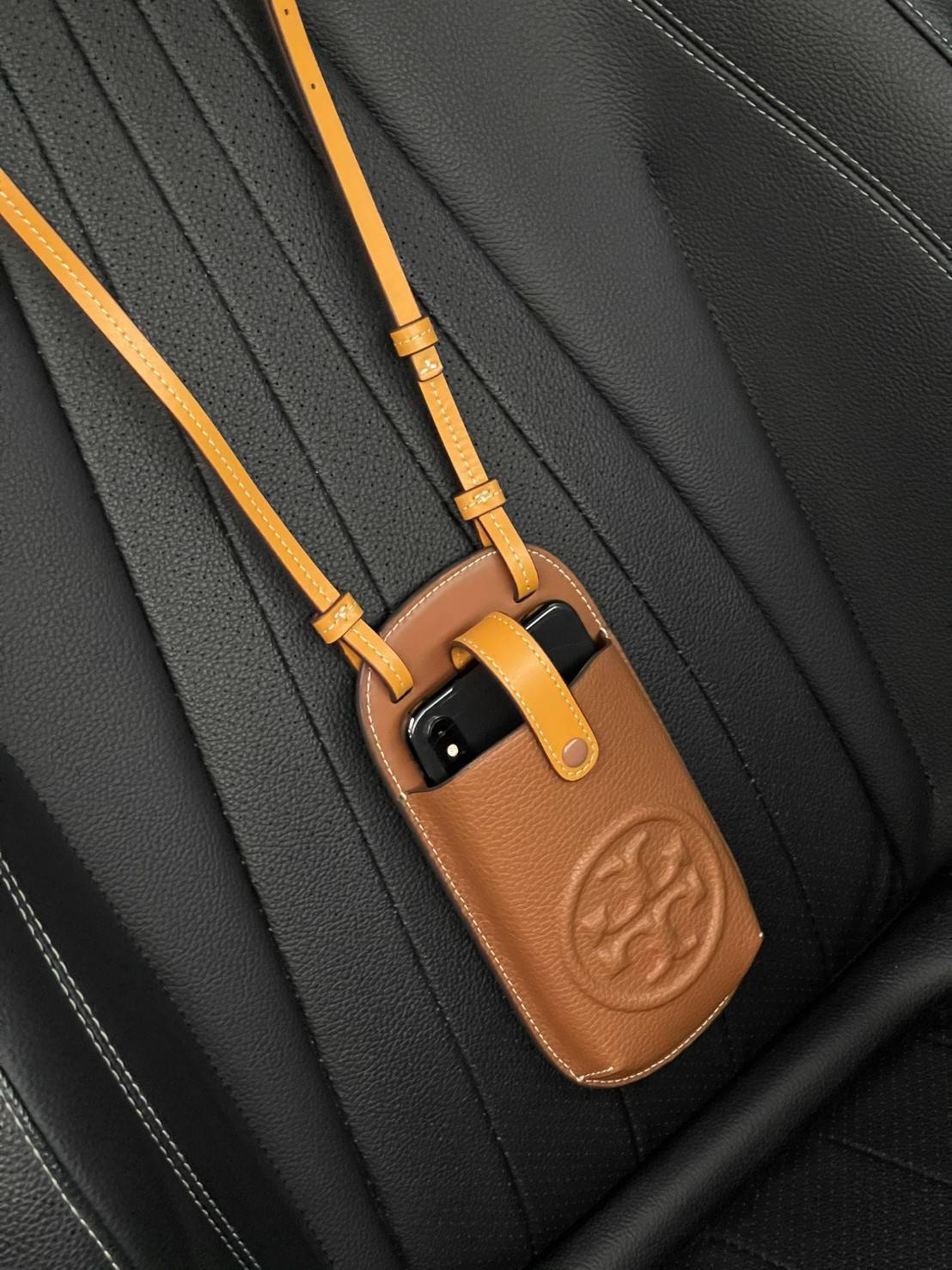 ของแท้ 💯% Tory Burch PERRY BOMBE PHONE CROSSBODY ปัจจุบันกระเป๋าสะพายได้รับความนิยมอย่างมากในหมู่ผู้ใช้เนื่องจากมีสไตล์และใช้งานได้สะดวก