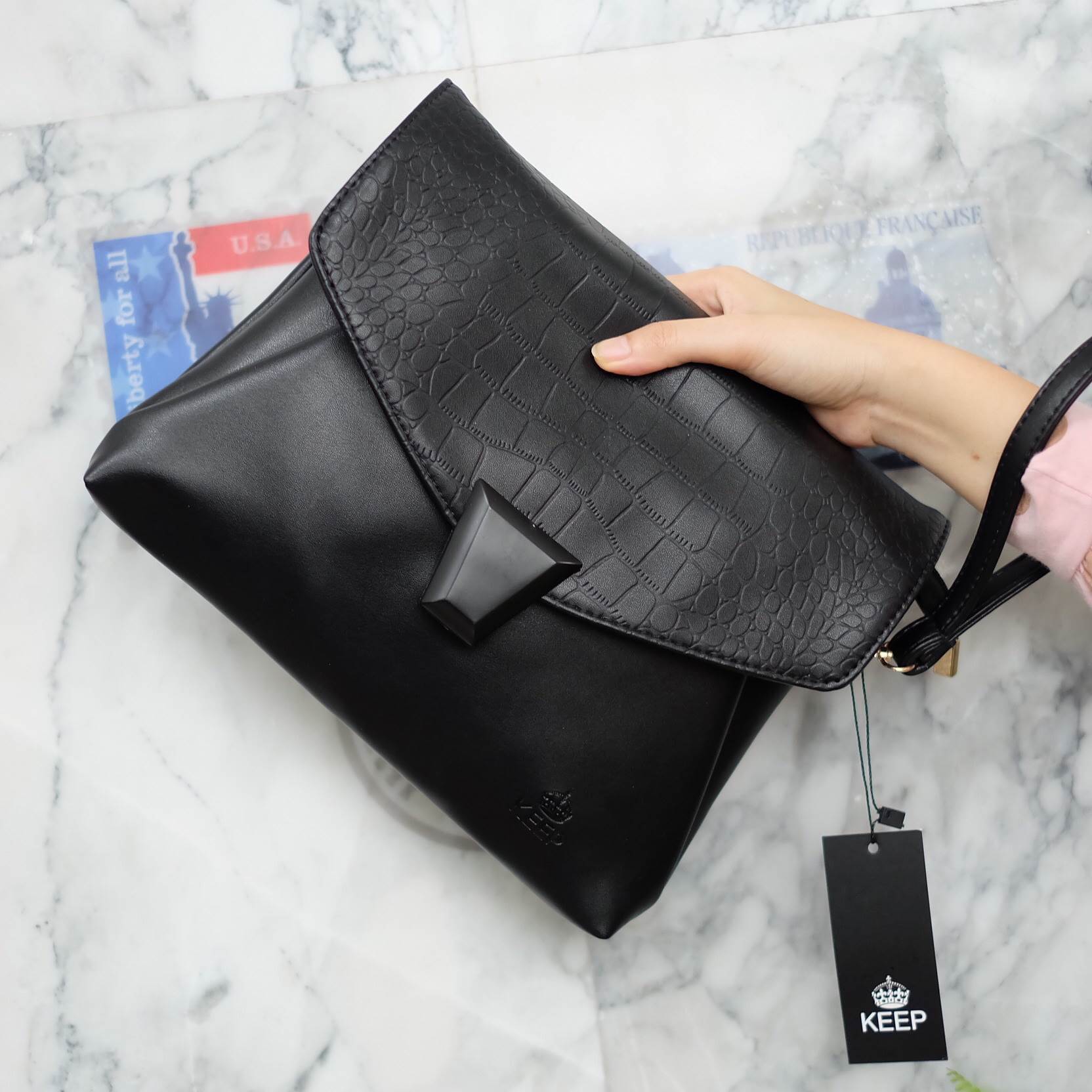 Hot Item !!KEEP Clutch bag with strap Size L รุ่นหายาก ขนาดใหม่คะ 🌼 กระเป๋าสะพาย ปรับเก็บสายถือเป็น clutch bag ได้คะ มีสายคล้องข้อมือ ขนาดกะทัดรัด พร้อมช่องใหญ่ปิดซิป 1 และช่องกลาง 1 ใส่กระเป๋าตังค์ มือถือ iphone 6 plus ได้คะ น้ำหนักเบา เข้ากับชุด