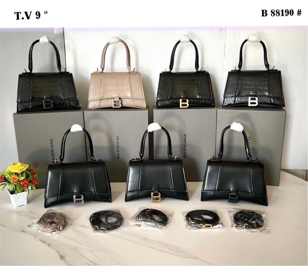 BALENCIAGA Hourglass top-handle tote bag กระเป๋าสะพายแบรนด์หรูซิกเนเจอร์ ที่มาพร้อมดีไซน์โดดเด่น มีความโฉบเฉี่ยว โค้งมนเหมือนพระจันทร์เสี้ยว เพิ่มความสวยสะดุดตาด้วยการตกแต่งอักษร B เมทัลลิก