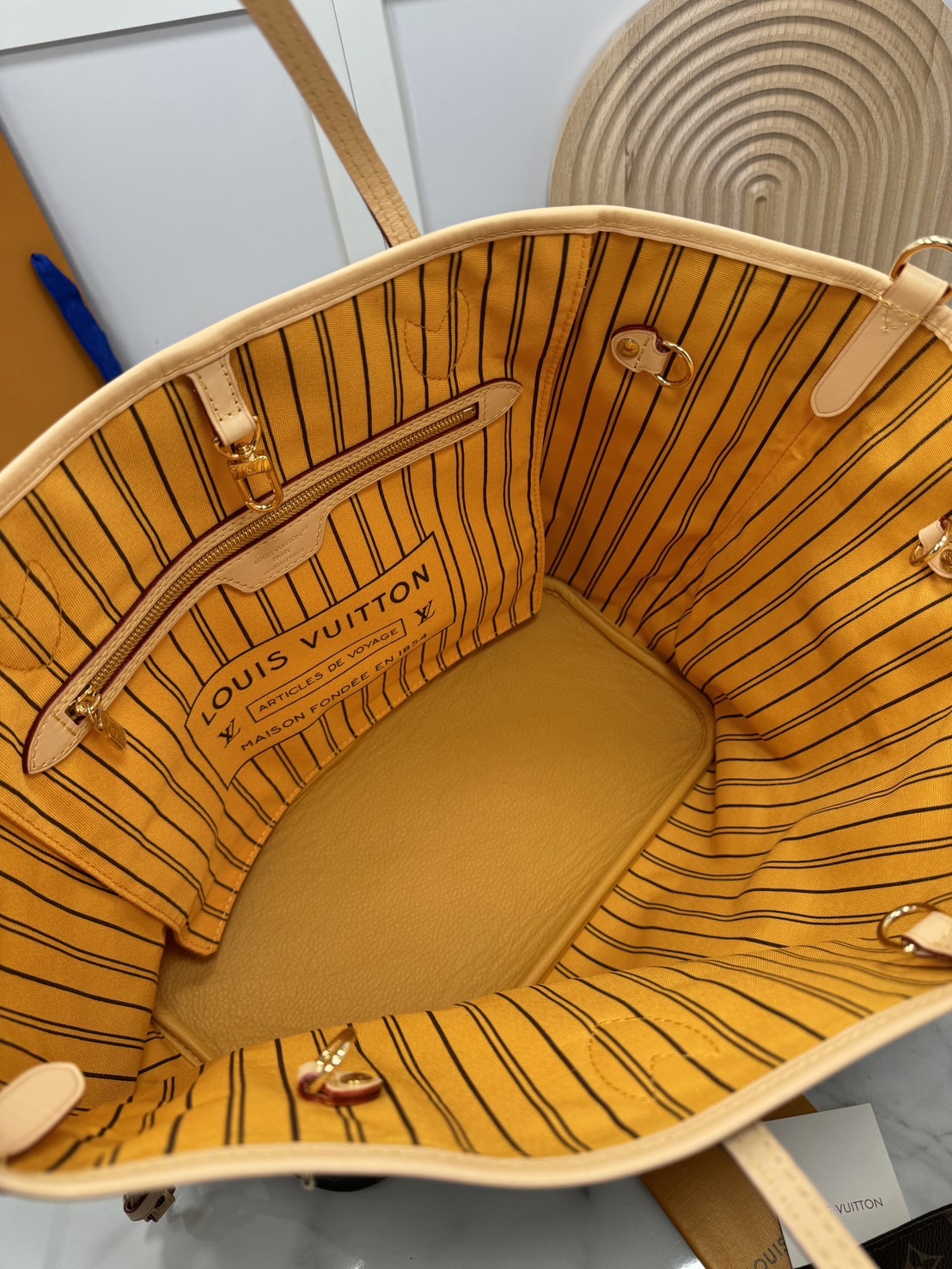 LV Neverfull Bandoulière Inside Out MM กระเป๋าทรงโท้ทรุ่นใหม่ล่าสุด ใช้ได้ 2 ด้าน ภายในสีสดใสมีชีวิตชีวา เป็นการรังสรรค์สุดท้าทายครั้งใหม่ของกระเป๋ารุ่นไอคอนิกจากหลุยส์ ที่สุดของความหรูหรา