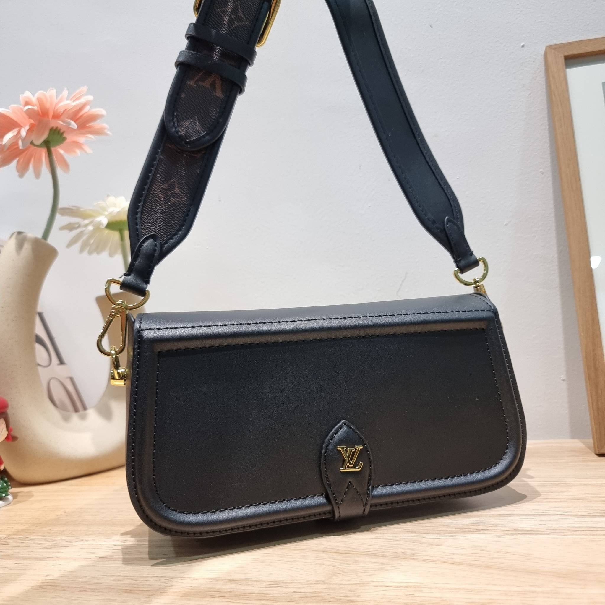 LV officier crossbody bag / LV Officier Pouch With Strap กระเป๋าสะพายเรียบหรู ดีไซน์เรียบง่าย ใช้งานสะดวก พร้อมใบลูกน่ารัก และสายสะพายเส้นใหญ่ ทนทาน แน่นหนา วัสดุหนังเรียบสวย