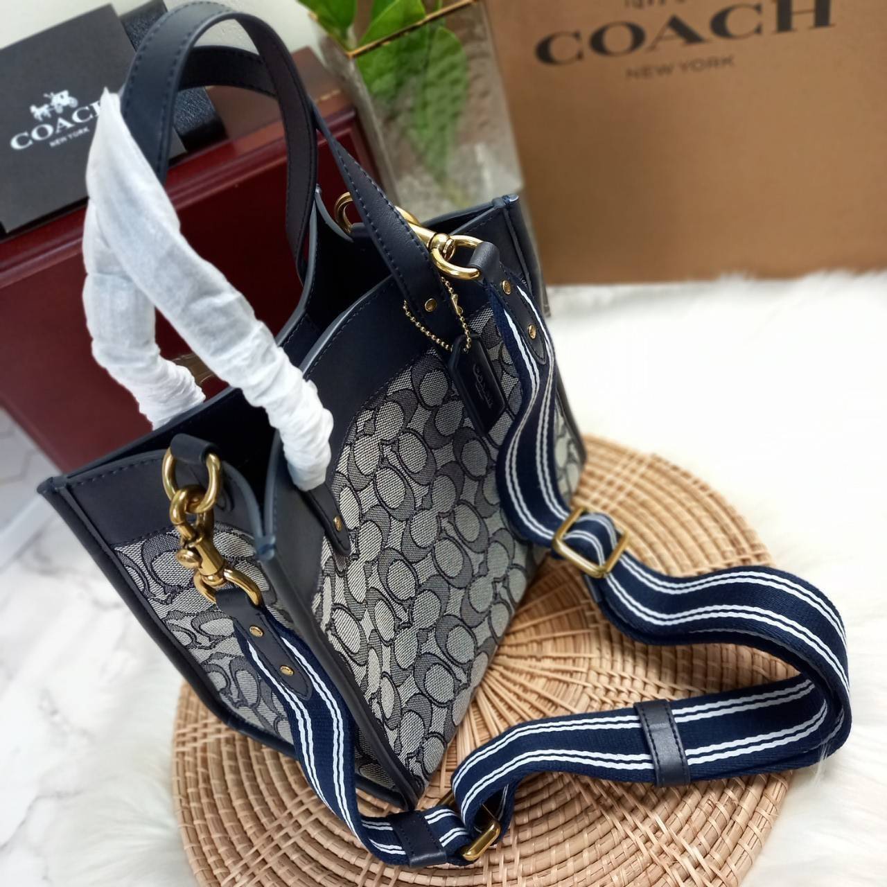 ใบนี้ ช่วยให้ชีวิตง่ายขึ้นเยอะเลย🌈🌺>>COACH FIELD TOTE 22 IN SIGNATURE JACQUARD(COACH C3865) 🍁กระเป๋าถือ สะพาย รุ่น Unisex ใช้ได้ทุกเพศวัย ขนาดเหมาะต่อการใช้งานในแต่ละวันมากๆ //วัสดุ jacquard ลาย signature ตกแต่งดีเทลด้วยหนังแ