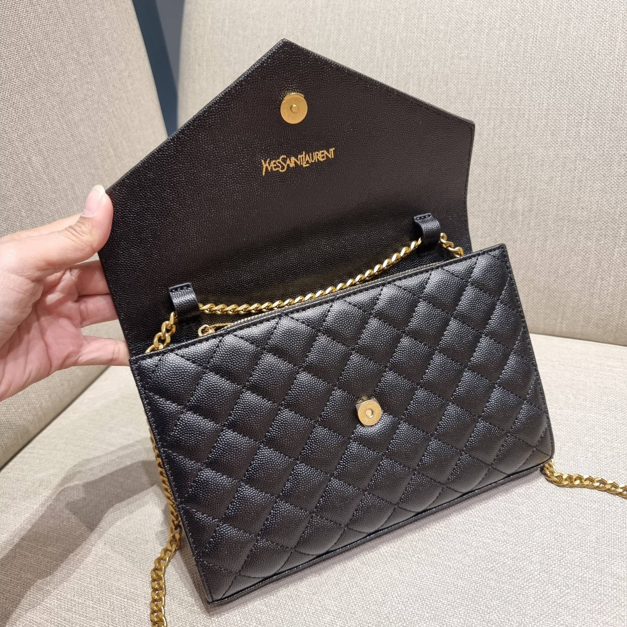 Yves Saint laurent envelope quilted with chain / YSL WOC กระเป๋าสะพายทรง woc สุดฮอต ในดีไซน์ใหม่ ดีเทลเย็บสวยคม โดดเด่นกว่าใครแน่นอน วัสดุหนัง pepble ทนทาน ใช้งานง่ายเพียงแค่เปิด-ปิดด้วยกระดุมแม่เหล็ก ภายในแบ่งสัดส่วนได้ดี มีช่องใส่บัตร มีช่องซิป ใส่มือได