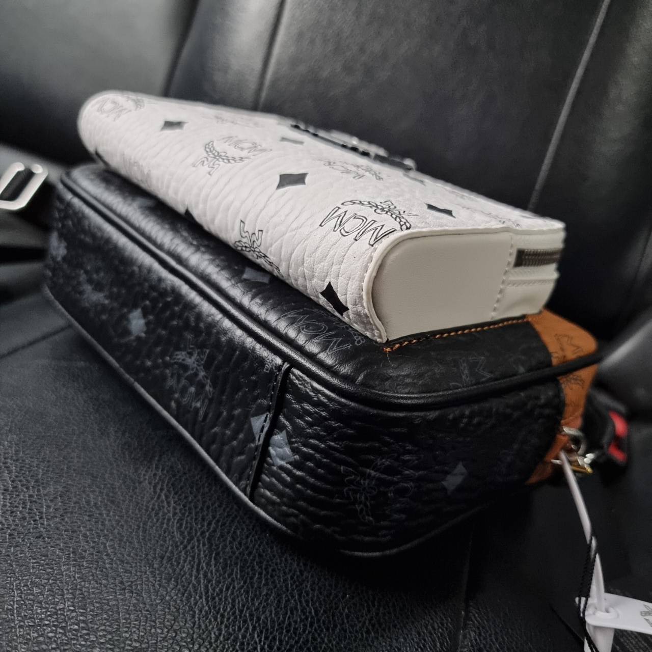 M.C.M KLASSIK CROSSBODY IN VISETOS MIX คลาสสิคสมชื่อ!! กระเป๋าสะพายข้างทรงครอสบอดี้ ดีไซน์มิกซ์แอนด์แมทช์สุดคูล ใหม่ล่าสุด เท่ได้ไม่ซ้ำใคร โลโก้โลหะรมดำดูมีเสน่ห์ วัสดุหนังแคนวาสคุณภาพดี มีช่องหลัก 2 ช่อง เปิด-ปิดด้วยซิป ด้านหลังมีช่องย่อยอีกหนึ่ง ภายในโล