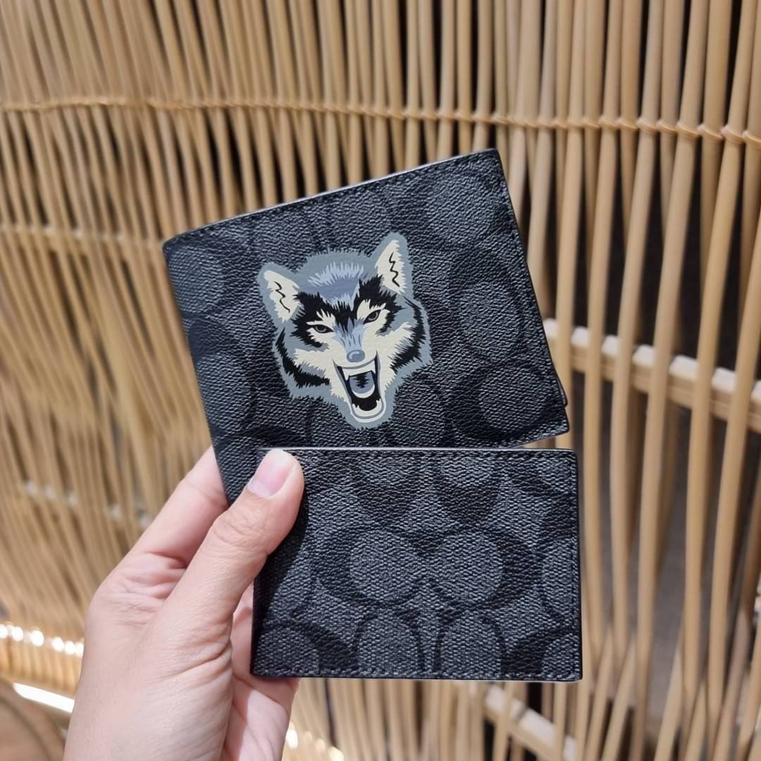 COACH DOUBLE BILLFOLD WALLET IN SIGNATURE CANVAS WITH WOLF MOTIF F31522 WITH GRAFFITI F37333 น้องชายสุดหล่อมาแล้ววว!! 😎 กระเป๋าสตางค์ใบสั้น เอาใจหนุ่มๆ ดีไซน์รูปหมาป่า สุดเท่ ด้านในกระเป๋าเป็นหนังแท้ มีช่องใส่บัตรเยอะ ใส่ธนบัตรได้ทุกชนิด และมี kee