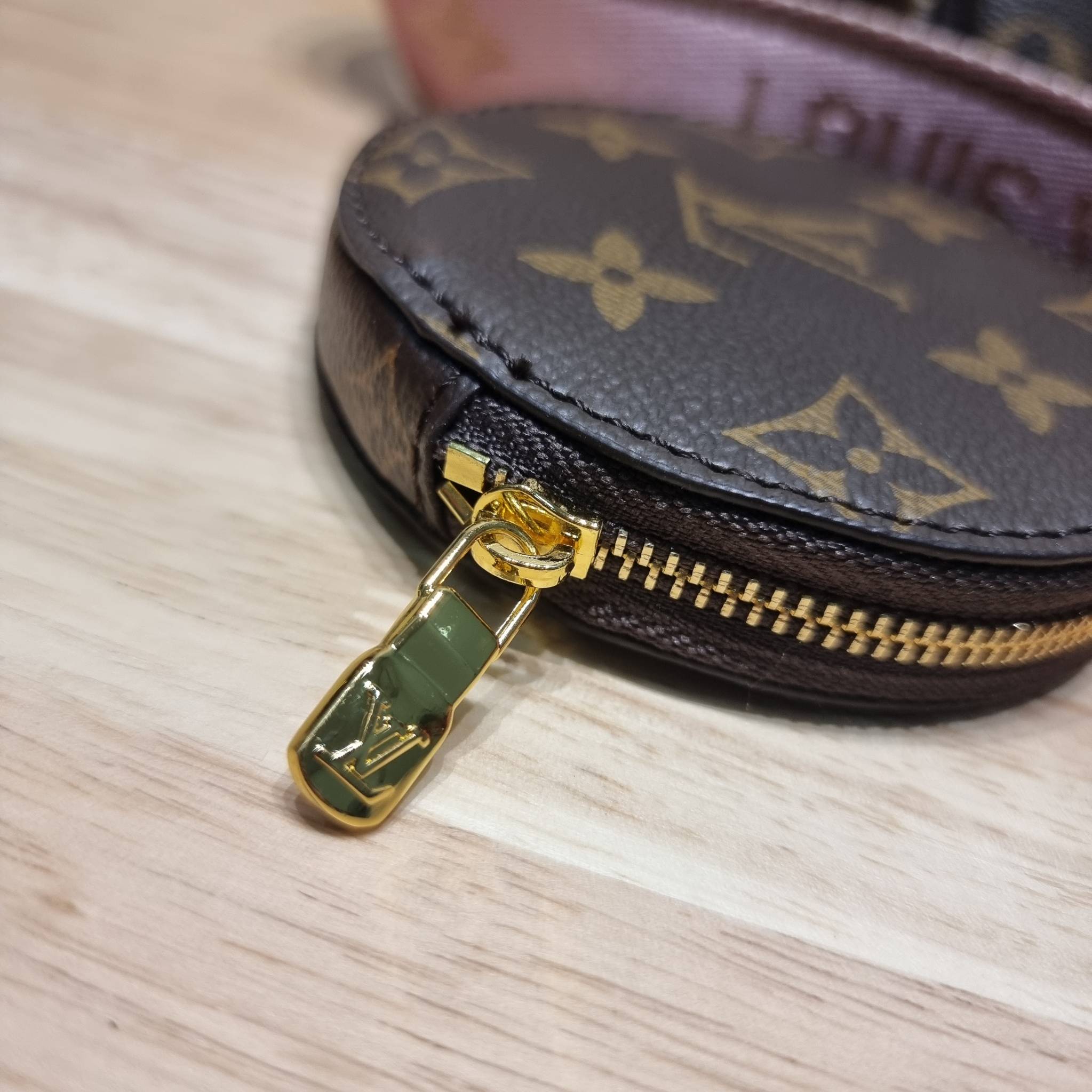 Set 4 ชิ้น LV Multi Pochette Bag New in!! กับ box set ชวนสะสม ที่จับเอารุ่นยอดฮิต มามิกซ์รวมกับไอเท็มสุดคุ้มของมันต้องมี!! จัดเรียงให้อยู่ในกล่องสุดหรู ไม่ว่าจะตัวกระเป๋า กระเป๋าสตางค์ กระเป๋าจิ๋ว ใบไหนๆก็นำมาใช้งานได้จริง คุ้มค่ามากๆ แถมฟรี! ริบบิ้นลายลิ