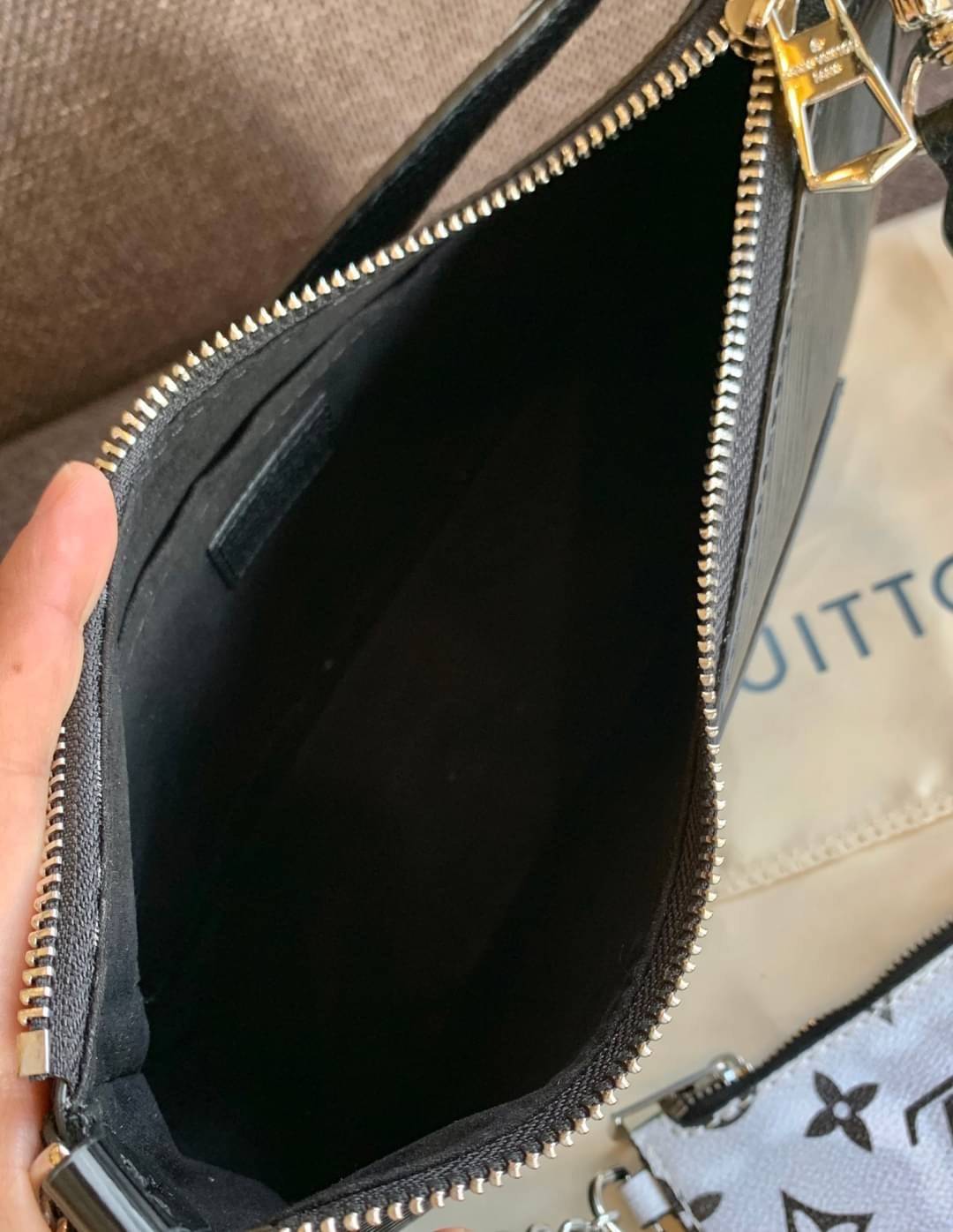 VIP 🥂 LOUIS VUITTON MARELLR EPI LEATHER รุ่นนี้ลายหนังเป็นลายไม้ มีโลโก้แบรนด์แบบฉลุด้านหน้า มาพร้อมกระเป๋าใบลูกแบบซิปจัดเก็บได้ตรงช่องด้านหน้า สามารถถอดออกแยกใช้งานได้ต่างหากนะคะ เปิดปิดกระเป๋าแบบซิป ภายในโล่ง สามารถใส่กระเป๋าเงินใบยาวได้;ของจุกจ