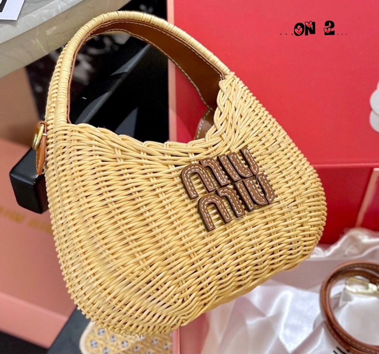 MIU MIU Wander wicker hobo bag 8" สวยหวานน้ำตาลเรียกแม่กันเลยจ้าใบนี้ กระเป๋าถือ กระเป๋าสานวินเทจวินใจงานที่แม่ชมเลือกใช้สวยเป๊ะมากคุ้มค่าแก่การลงทุนซื้อสะสมวางโชว์ก็สวยถือไปไหนก็สวยงามมีแต่คนมองค่ะ