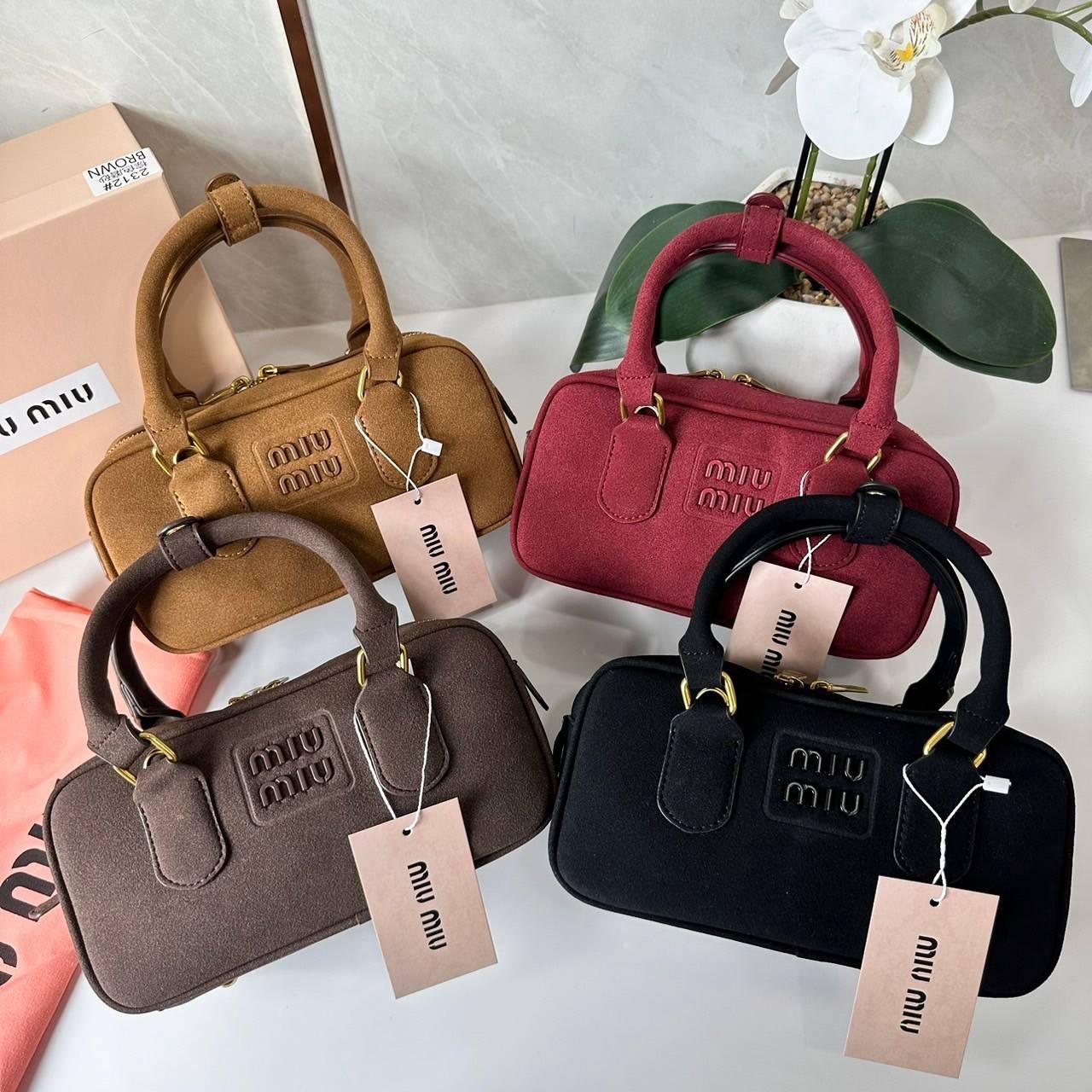 MIU MIU Arcadie padded suede top-handle bag กระเป๋าถือ/สะพาย คอลใหม่ล่าสุด รุ่นฮอทดีไซน์เหลี่ยม งานกำมะหยี่หนังกลับสวยละมุน น่ารักน่าใช้มากค่ะ