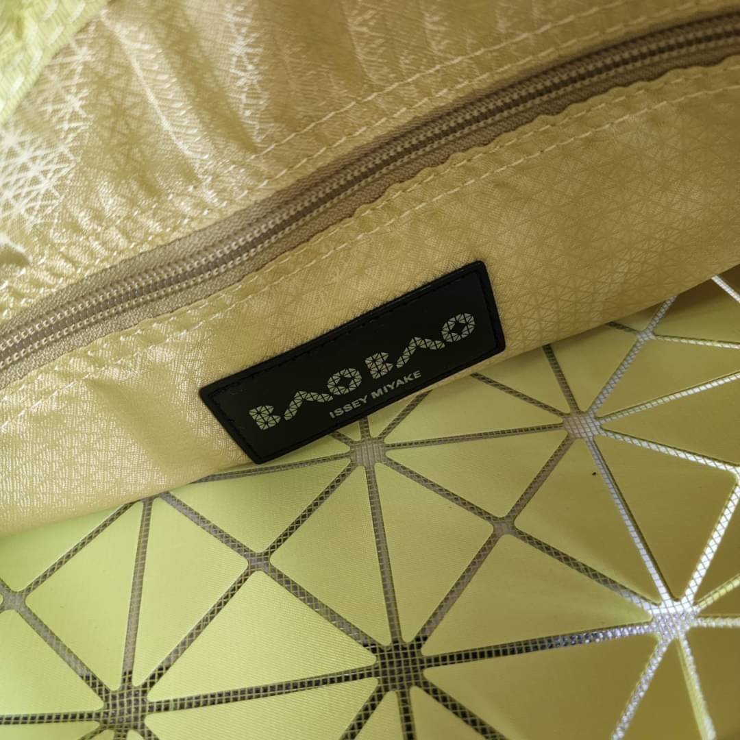 BAO BAO ISSEY MIYAKE LUCENT ONE-TONE กระเป๋า Bao Bao จากแบรนด์ดัง Issey Miyake แบรนด์แฟชั่นจากประเทศญี่ปุ่น ซึ่งมีสินค้ามากมายไม่ว่าจะเป็นเสื้อผ้า นาฬิกา น้ำหอม และที่ขาดไม่ได้นั่นก็คือ กระเป๋า Bao Bao ที่มีความพิเศษในเรื่องของวัสดุและดีไซน์ที่ครองใจสถาปน