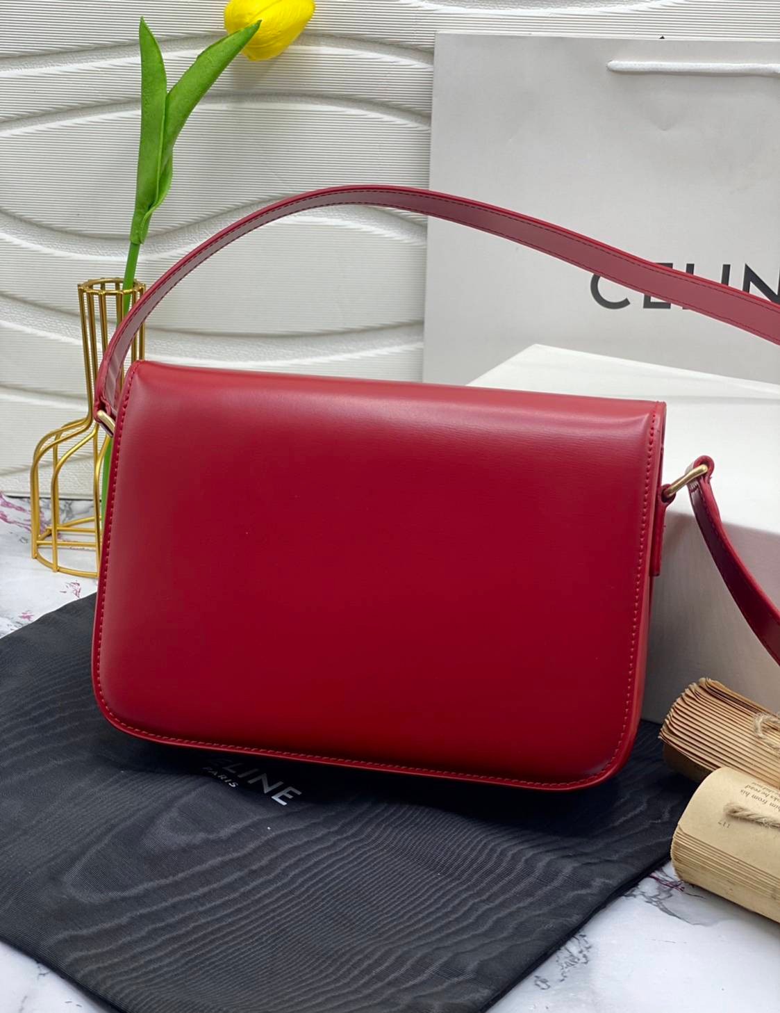 หนังแท้ CELINE TRIOMPHE CROSSBODY BAG ดีไซน์ยอดนิยมสไตล์สาว LISA ทรงสี่เหลี่ยมหนังสวยหรูอยู่ทรงเปิดปิดด้วยฝาปิดโลโก้แบรนด์อะไหล่ทอง ภายในมีช่องหลัก ช่องย่อย และช่องซิป สามารถใส่มือถือของใช้จุกจิกได้เยอะ มาพร้อมสายสะพายหนังยาวปรับระดับได้ จะสะพายไหล่ CROSS