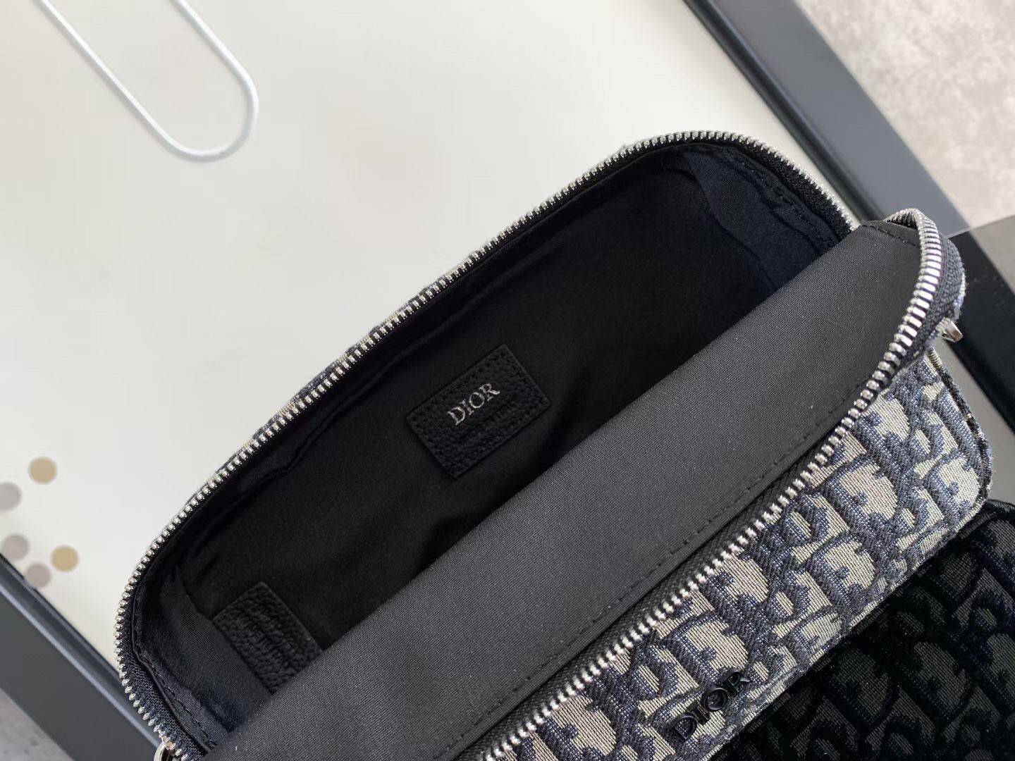 Dior Safari Square Oblique Messenger Bag / DIOR SAFARI MESSENGER OBLIQUE พร้อมส่ง กระเป๋าสะพายทรงแมสเซ็นเจอร์ ที่หนุ่มๆไม่ควรพลาด สวยหรูหราเป็นเอกลักษณ์แบรนด์ **สินค้าเกรดท็อปออริจินอล 1:1 สลับแท้ เกรดดีสุด