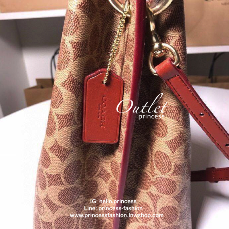 Coach Signature Canvas Print Charlie Bucket Bag New Item in outlet store!! กระเป๋าทรงขนมจีบสวย โดดเด่นด้วยลาย signature สามารถสะพายเป็น crossbody ได้ โดยสายสามารถปรับระดับได้ ภายในมีช่องใหญ่ 2 ช่อง เปิด เปิดปิดด้วยกระดุมแม่เหล็ก ภายในกว้าง กระเป๋าขนาดใหญ่