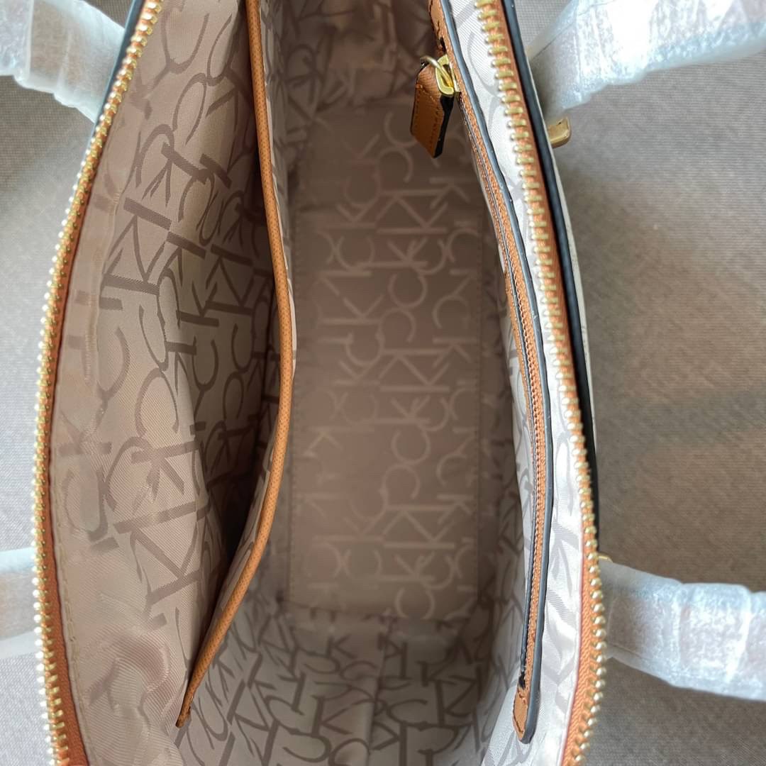 CALVIN KLEIN TOTE BAG กระเป๋าทรงช้อปปิ้งจากแบรนด์ Calvin Klein หนังดี ทรงสวยมากกมา พร้อมกับสายสะพายหนัง ถอดได้ ปรับระดับได้ เปิดปิดด้วยซิปบน ภายในโล่งกว้างซับในอย่างดี