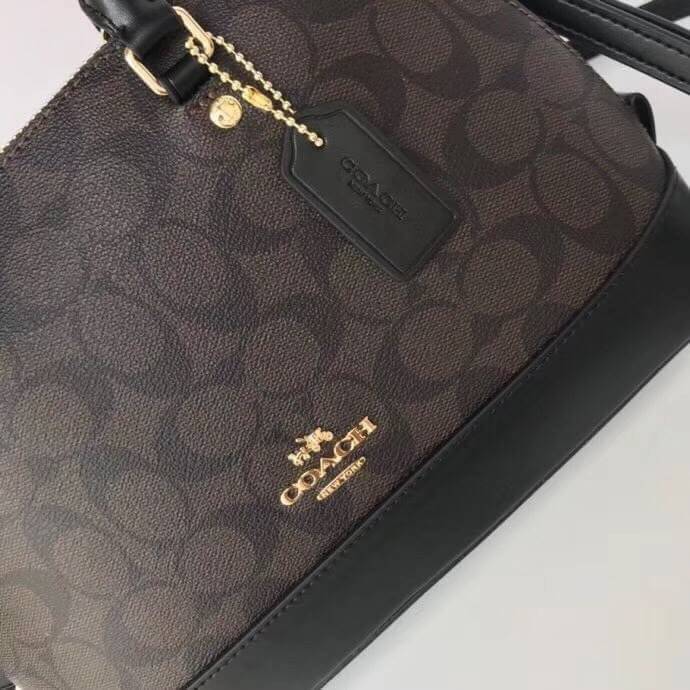 Coach Mini Sierra Signature กระเป๋าถือทรงโดม ภายในกว้างสามารถใส่กระเป๋าเงินเล็ก และมือถือได้ และยังมีช่องซิปเล็ก 1 ช่อง ด้านหลังมีกระเป๋าเล็กเก็บบัตร 1 ช่อง ใครยังไม่มีพลาดไม่ได้แล้วนะคะ