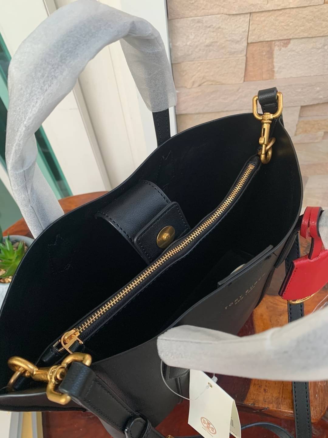 Tory Burch Perry small tote bag ออกแบบเพื่อเหมาะใช้งานได้ในชีวิตประจำวัน ใช้วัสดุผสมผสานช่วยให้กระเป๋าเป็นทรงสวยโดยยังคงคุณภาพนิ่ม สวยงามด้วยหนังวัวแท้ เรียบหรูและคลาสสิค สามารถใช้เป็น every day bag ภายในมีช่องแยกใช้งานอย่างชัดเจน ขนาดที่กำลังพอดีเลยจัดเป