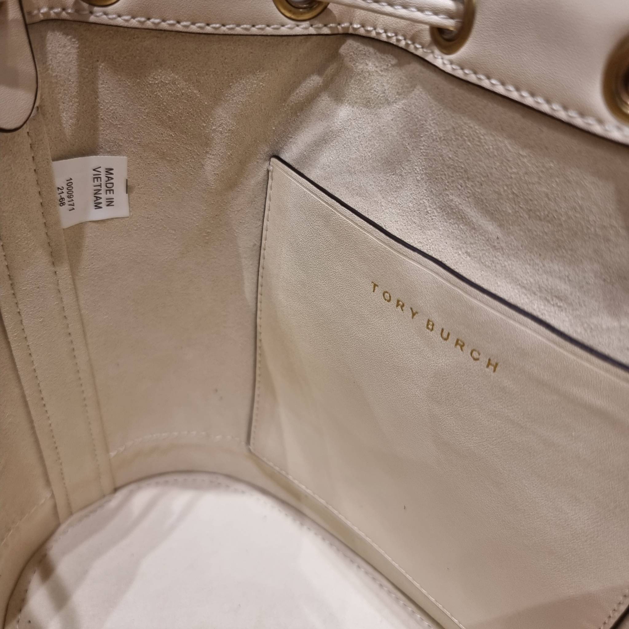 TORY BURCH T MONOGRAM EMBOSSED BUCKET BAG คอลเลคชั่นใหม่ กับกระเป๋าบัคเก็ตทรงยอดนิยม ดีไซน์ใหม่ล่าสุด สวยลูกคุณหนู หรูหรา!! ด้วยดีเทลผิวลายนูนลวดลายเอกลักษณ์ วัสดุหนังแท้ ปากกระเป๋ารูดเปิด-ปิดได้ มีหูจับในตัว สะดวกใช้ไปอีก และมีสายสะพายข้าง ปรับได้อีกด้วย