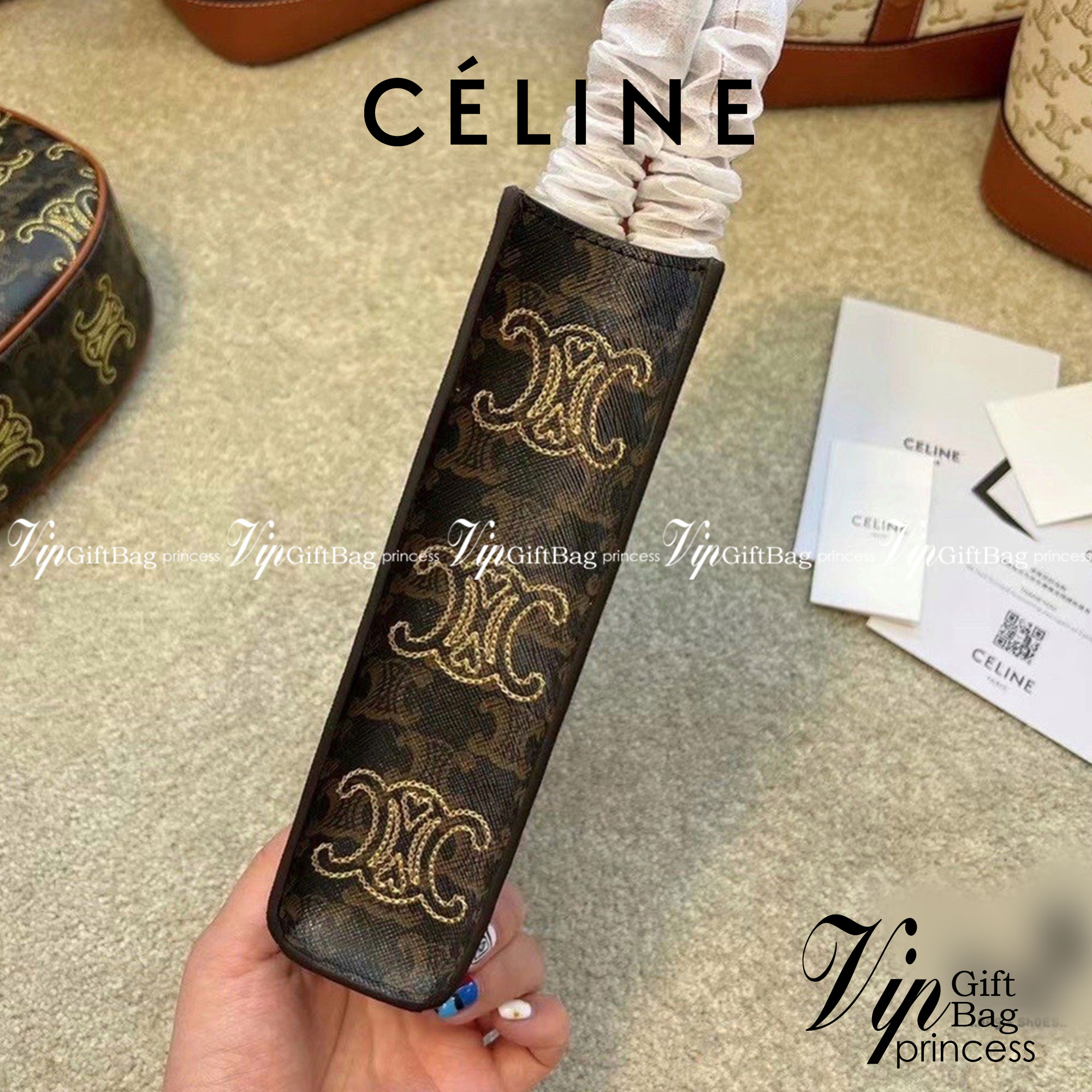 CELINE MINI HAND CARRY AND CROSSBODY BAG / CELINE MINI VERTICAL / Celine mini tote วัสดุ COATED CANVAS กระเป๋าสะพาย ทรงtote ใบเล็ก ทรงนี้คือทรงสุดฮิตใช้งานง่าย งานปั้มแบรนด์ทุกจุด ดีไซน์ทรงเหลี่ยมสวยหรูสุดคลาสสิคในสไตล์สาว Lisa ภายในโล่งกว้างใส่กระเป๋าสตา