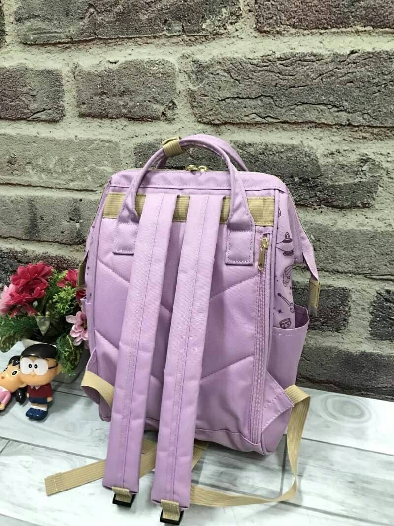 Anello x Walt Disney Mickey & Friends Limited Edition Japan Backpack เป็นการร่วมงานของ anello และวอล์ทดิสนีย์ ที่มาวาดลวดลายลงบนกระเป๋าเป็นตัวละครดิสนีย์ที่มีสีสันน่ารักสดใส วัสดุ canvas คงแบบฉบับที่ปากกระเป๋ามีโครง อีกหนึ่งคอลเลคชั่นที่ควรต้องมีไว้ครอบคร