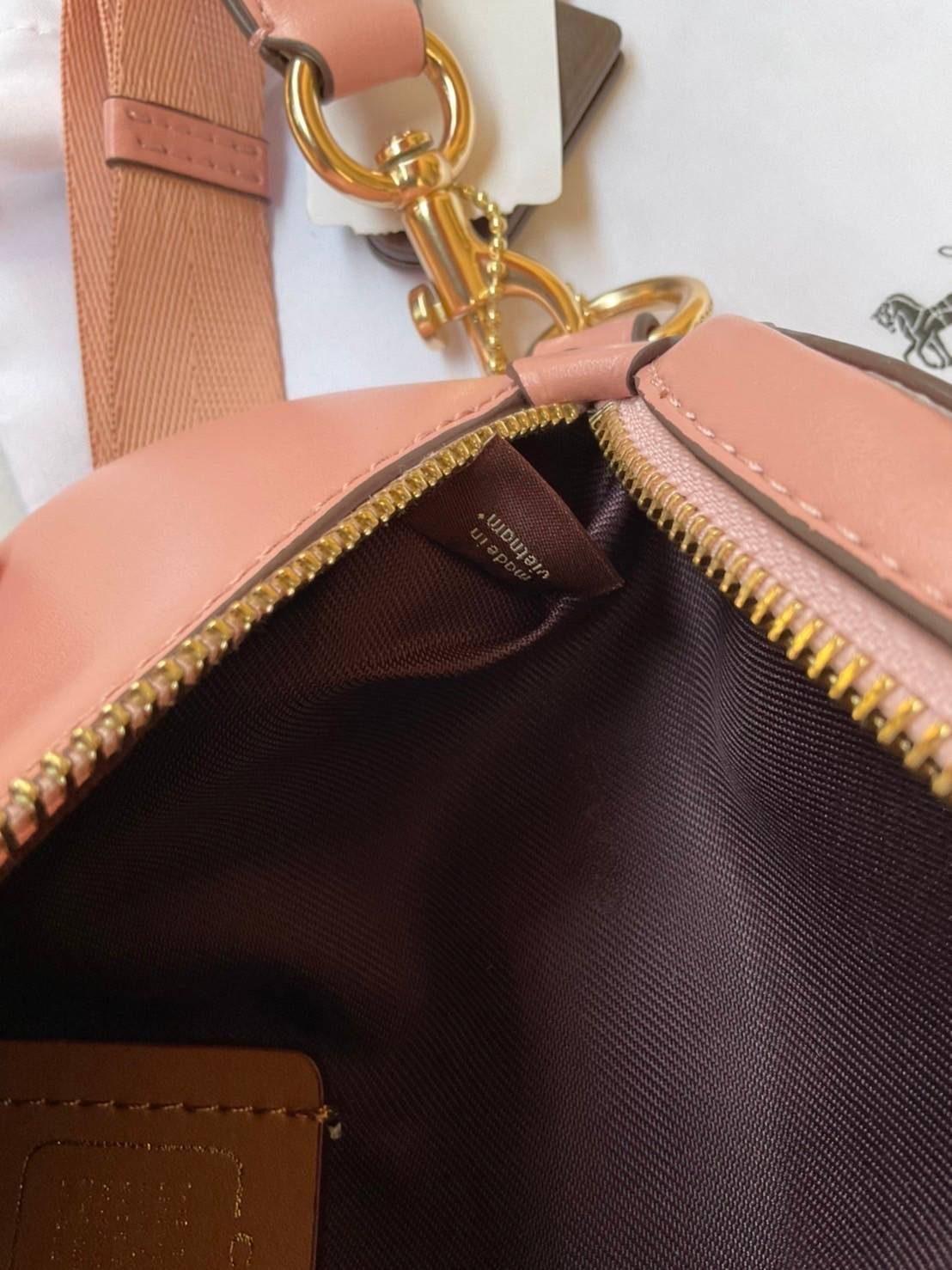 COACH SELENA BELT BAG WITH BUNNY (39315 Pink) / (39316 Black) กระเป๋าสะพาย/คาดอก/คาดเอว รุ่น Limited Edition น่ารักมาก💕 วัสดุหนังแท้ หนังนิ่มอยู่ทรง เปิด-ปิด ด้วยซิป ใส่ Iphone+ กระเป๋าสตางค์ใบสั้น ใส่ของจุกจิกได้ ด้านหลังมีอีก 1 ช่องซิป สายปรับระ