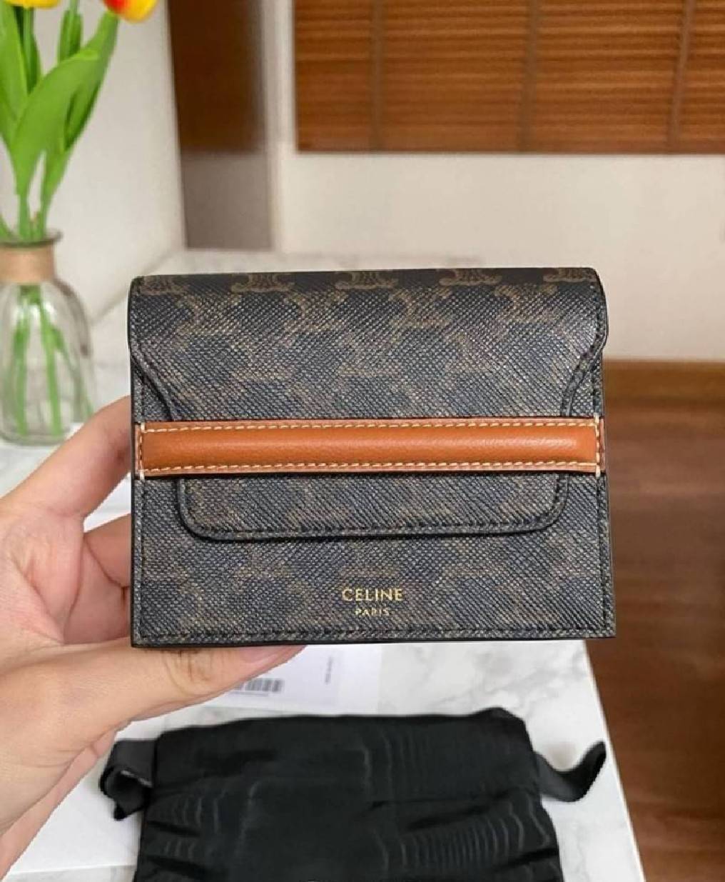 CELINE SHORT WALLET กระเป๋าสตางค์ซีลีนใบสั้น วัสดุ Triomphe Canvas หนังขึ้นลาย Signature Brand สวยอยู่ทรงมีโลโก้ด้านหน้าเปิดปิดด้วยฝาพับคาดเเถบหนังด้านหน้า ภายในมีโลโก้ มีช่องแบ่งหลายช่อง มีช่องใส่บัตรหลายช่อง สามารถช่องใส่เหรียญ บัตร ธนบัตรเเบบพับได้ ไอเ