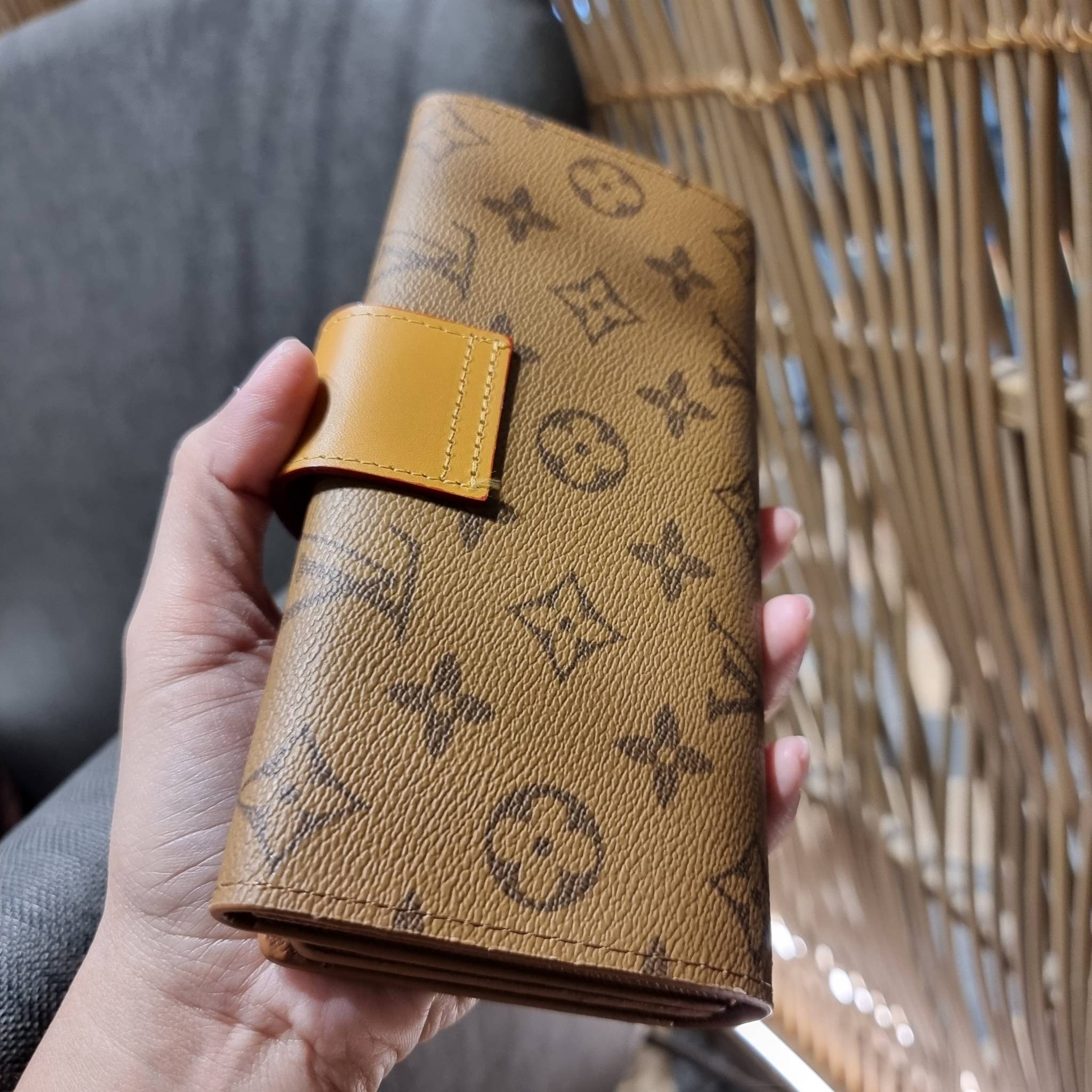 VIP 】ได้เวลาเปลี่ยนกระเป๋าสตางค์รับทรัพย์กันแล้ว!! LV vip wallet กระเป๋าสตางค์พรีเมี่ยมกิ๊ฟ เป็นไอเท็มหายาก ที่สาวๆต้องว้าว!! ใบยาวขนาดกำลังเหมาะมือ ถือแล้วขับผิวทุกสี วัสดุหนังแคนวาส ทนทาน เปิด-ปิดด้วยกระดุม ภายในมีช่องใส่บัตรเยอะมาก แบ่งสัดส่วนสวย ใส่ธน