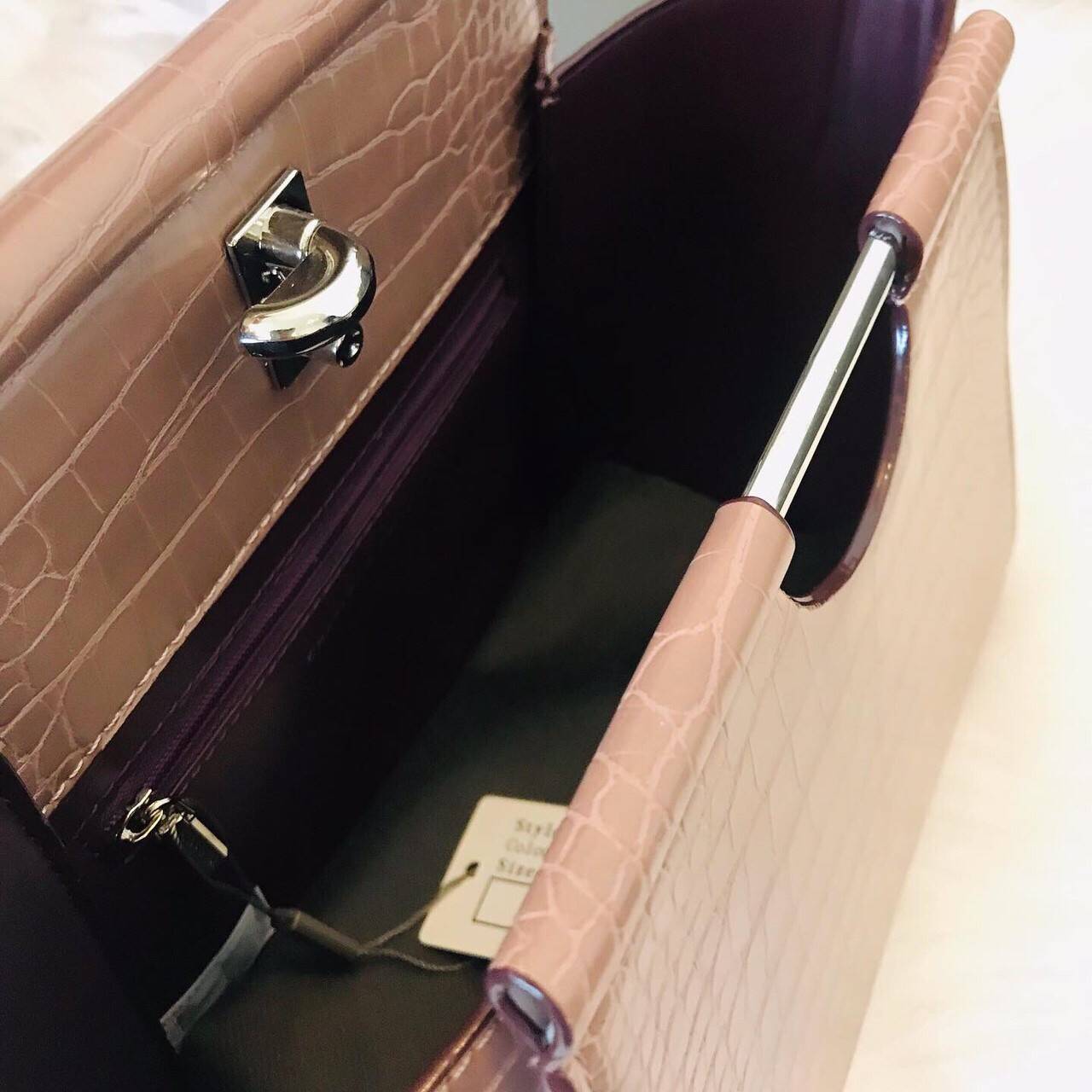 CHARLES & KEITH CROC-EFFECT TRAPEZE BAG กระเป๋าสะพายรุ่นใหม่ล่าสุด วัสดุหนังเรียบเงาสวย นิ่ม น้ำหนักเบา อะไหล่เงิน เปิดปิดกระเป๋าแบบกดล็อก ด้านในโล่งกว้างมีช่องซิปสำหรับใส่ของ ใส่กระเป๋าสตางค์ใบยาว Iphone+ได้ทุกรุ่น มาพร้อมสายสะพายยาวถอด-ปรับได้ฟรีไซร์ จน