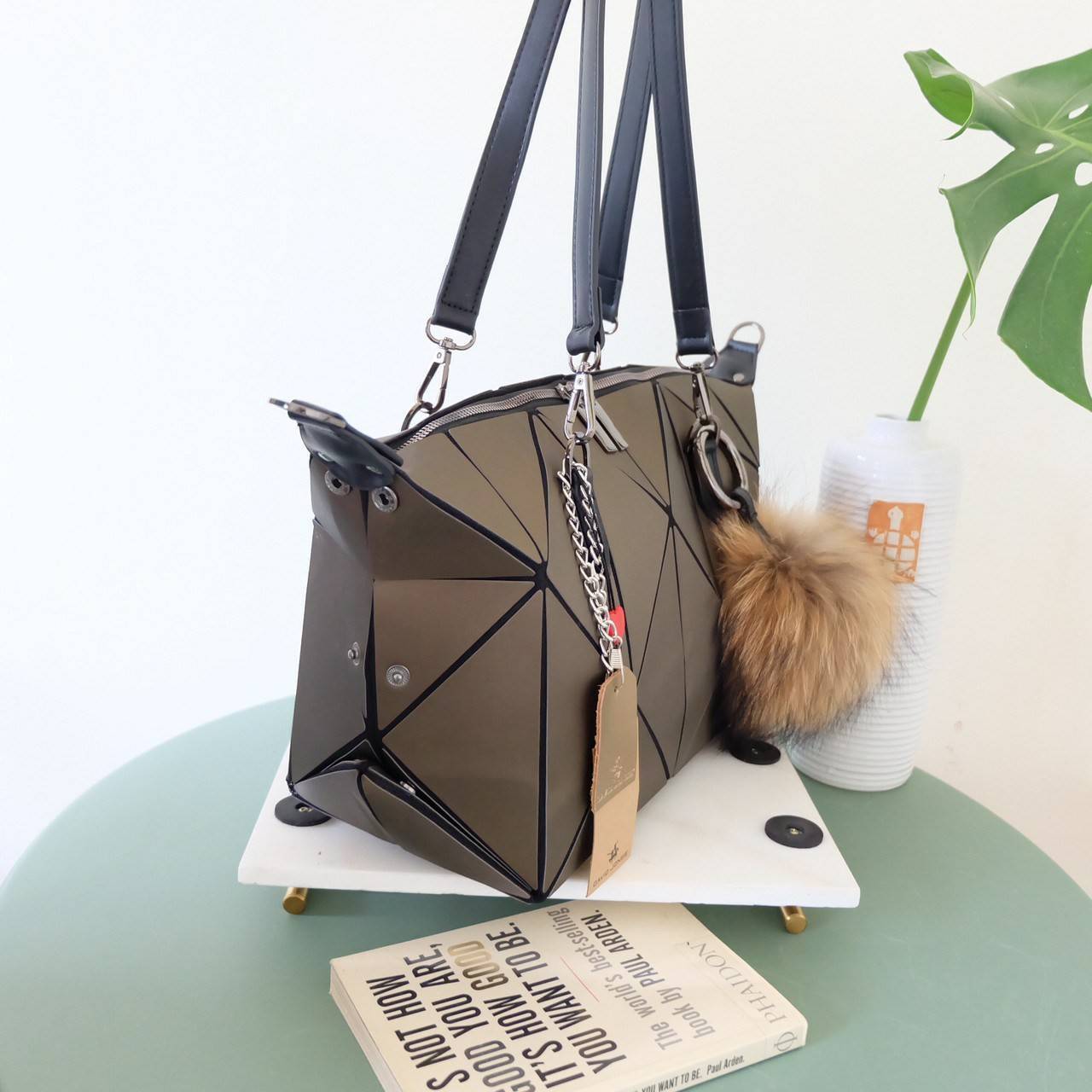 กระเป๋าถือ/สะพาย ทรงสวย เหมือนซื้อ1ได้4 โอ้ย 🤩🤩 คุ้มสุดๆไปเลยค่า เพราะตัวกระเป๋าปรับได้ถึง4 แบบตามการใช้งานเลยน๊าแถมตัวกระเป๋าน้ำหนักเบาอีกด้วย ✨✨✨ สายสะพายถอดได้แถมสายยาวให้อีก 1 เส้น กระเป๋าทรงสุดฮิตจากแบรนด์ David J