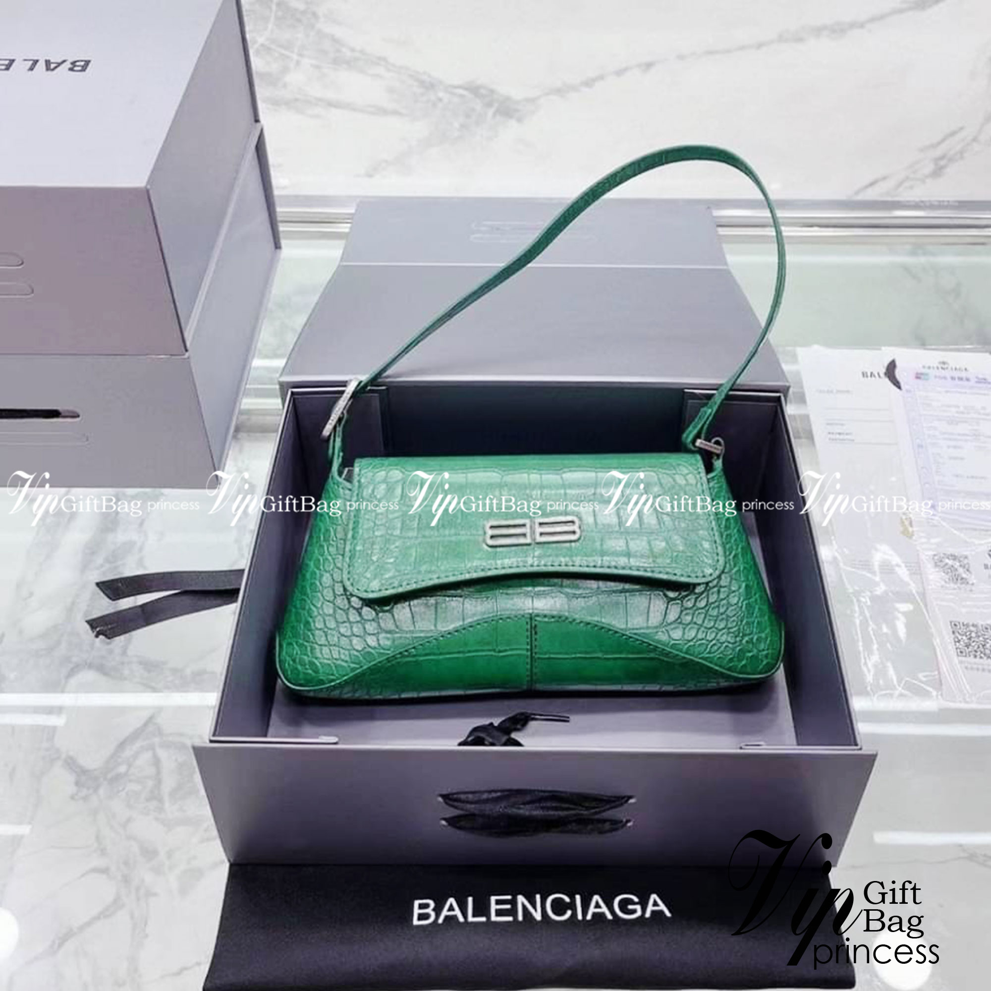 BALENCIAGA XX Small Flap leather shoulder bag กระเป๋าสะพายดีไซน์สวยเลิศ!! ไม่ซ้ำ เอกลักษณ์ที่โดดเด่นด้วยรูปทรง และขนาดที่กำลังเหมาะใช้งาน พร้อมดีไปหมด!! เปิด-ปิดด้วยกระดุมแม่เหล็ก ภายในกระเป๋าเป็นช่องโล่ง ใส่ของสำคัญจุกจิกพอได้ พกพาได้แบบไม่ต้องเยอะ สายสะ