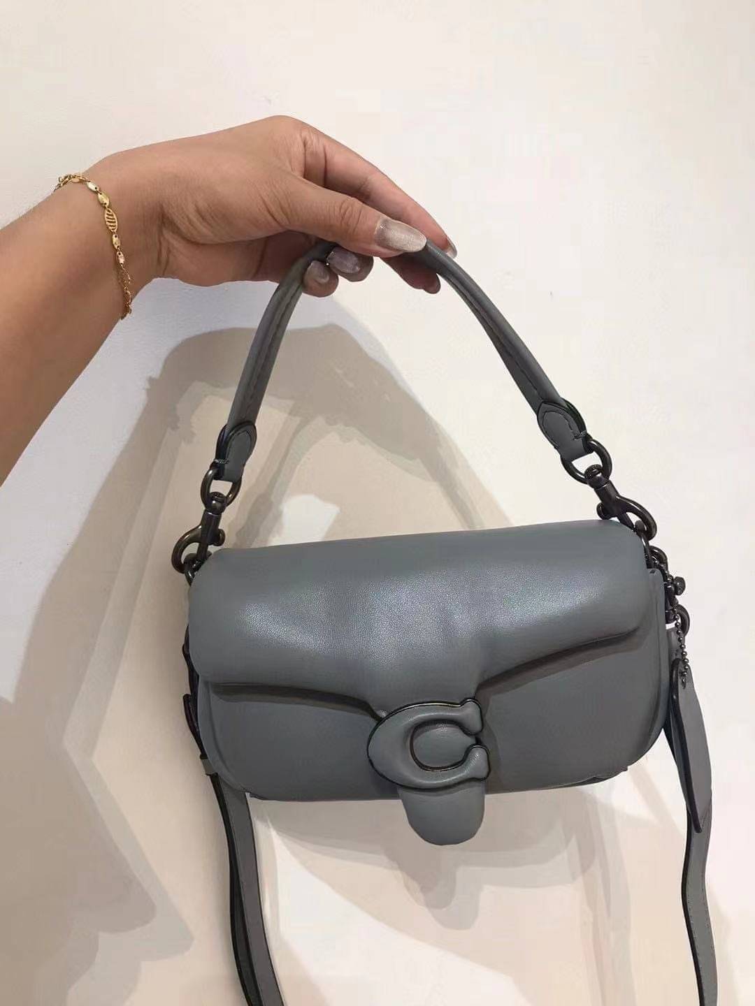 Coach Pillow Tabby Shoulder Bag 18 หนัง nappa หนานิ่ม นุ่มมากๆ รุ่นใหม่ล่าสุดค่ะ! พร้อมโลโก้รุ่นใหม่ด้วยเช่นกัน เพิ่มความหรู ดูดีเข้าไปอีกค่ะ เปิดปิดกระเป๋าแบบกระดุมแมาเหล็ก ภายในมีช่องใส่ของสองช่อง; สามารถใส่กระเป๋าเงินใบสั้นได้;พาสปอร์ตได้;มือถือได้ ค่ะ