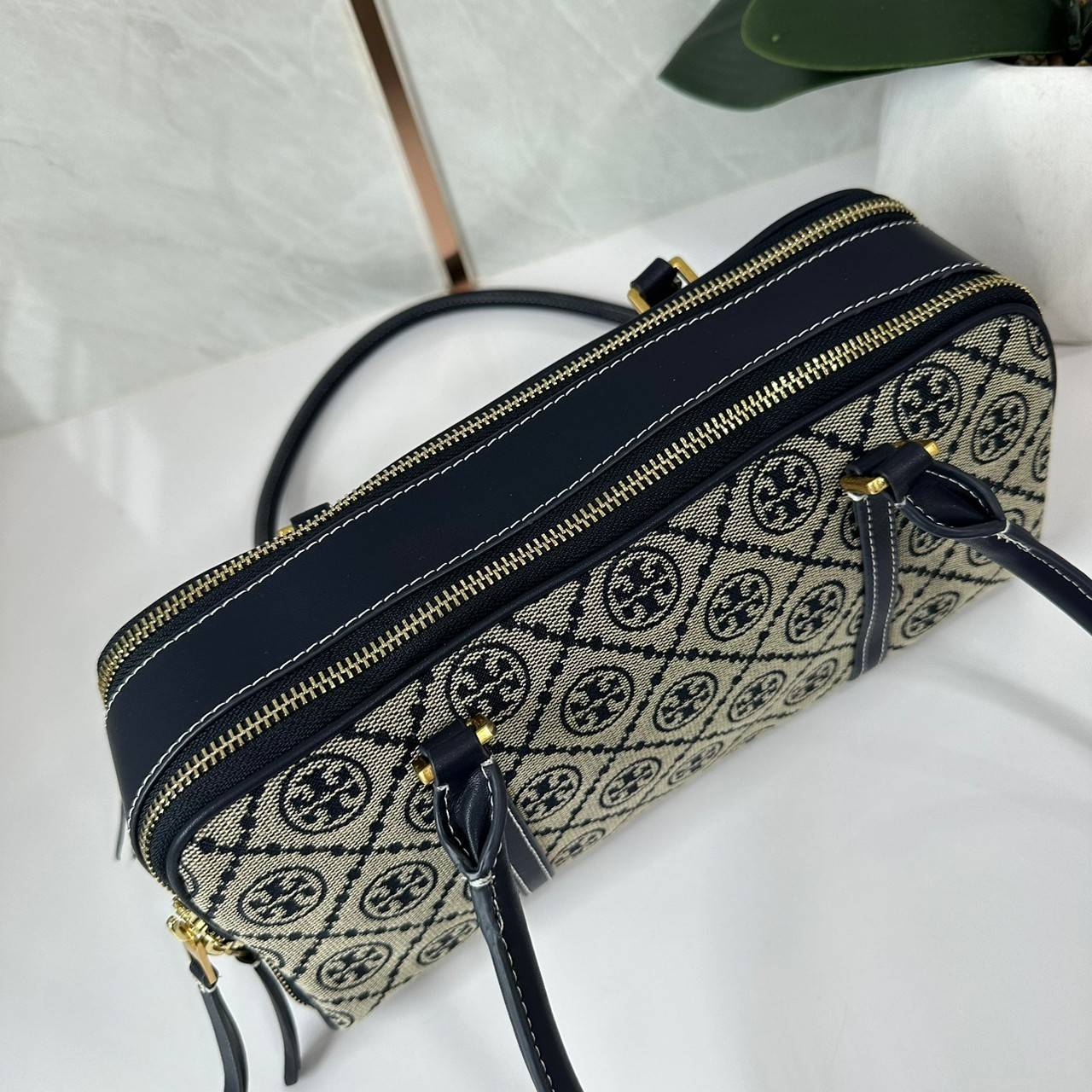 TORY BURCH Small T Monogram Marshmallow Satchel / Tory Burch tote handbag พร้อมส่ง 2 สี ใหม่ล่าสุด กระเป๋าสะพายไหล่ดีไซน์สุดทันสมัย ตัดเย็บสวยงาม ผ้า jacquard ตัดหนัง เปิด-ปิดแบบซิป มีช่องแบ่ง 2 ช่อง มีซิปลับด้านใน ใส่ของได้เยอะมากๆ ค่ะ