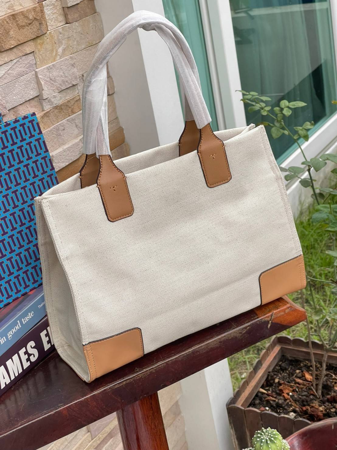 Tory Burch Ella maxi Logo Canvas Mini Tote Bag Collection นี้เป็นกระเป๋าที่ตอบโจทย์สาววัยทำงานอย่างมาก ด้วยโทนสีที่สุภาพ เรียบหรู อีกทั้งยังมีขนาดกำลังดีไม่ใหญ่จนเกินไปและยังบรรจุของได้จำนวนมาก จึงสามารถหิ้วไปทำงาน ชอปปิง หรือจะใช้เป็น Everyday Bag ในชีวิ