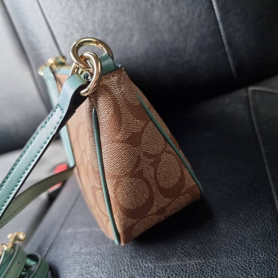 COACH F58321 TOP HANDLE POUCH อีกรุ่นฆ่าไม่ตาย!! 😎 ขายดีขายหมด ขายรวยขายปังๆ!! กระเป๋าพอชจากโค้ช ทรงใช้งานง่าย สะดวก กะทัดรัด วัสดุหนังแคนวาสเคลือบคุณภาพดี มาพร้อมสายคล้องในตัว และสายสะพาย crossbody ปรับเปลี่ยนได้ตามสไตล์ อีกหนึ่งไอเท็มที่สาวๆต้อง