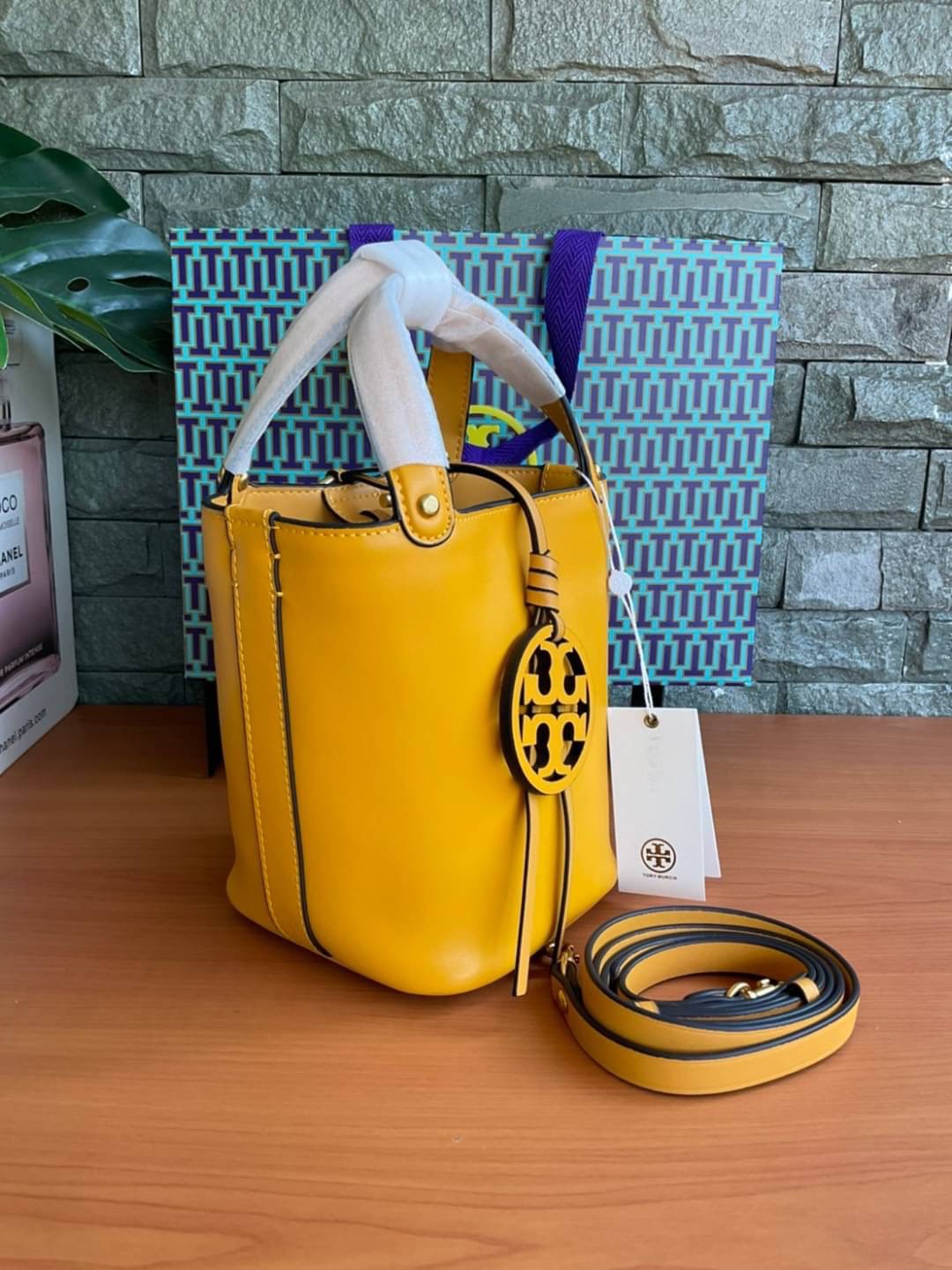 TORY BURCH LEATHER BUCKET BAG MILLER MINI BAG รุ่น 55222 กระเป๋าสะพาย Crossbody ทรงถังสวยสุดฮิต เป็นรูปทรงใหม่