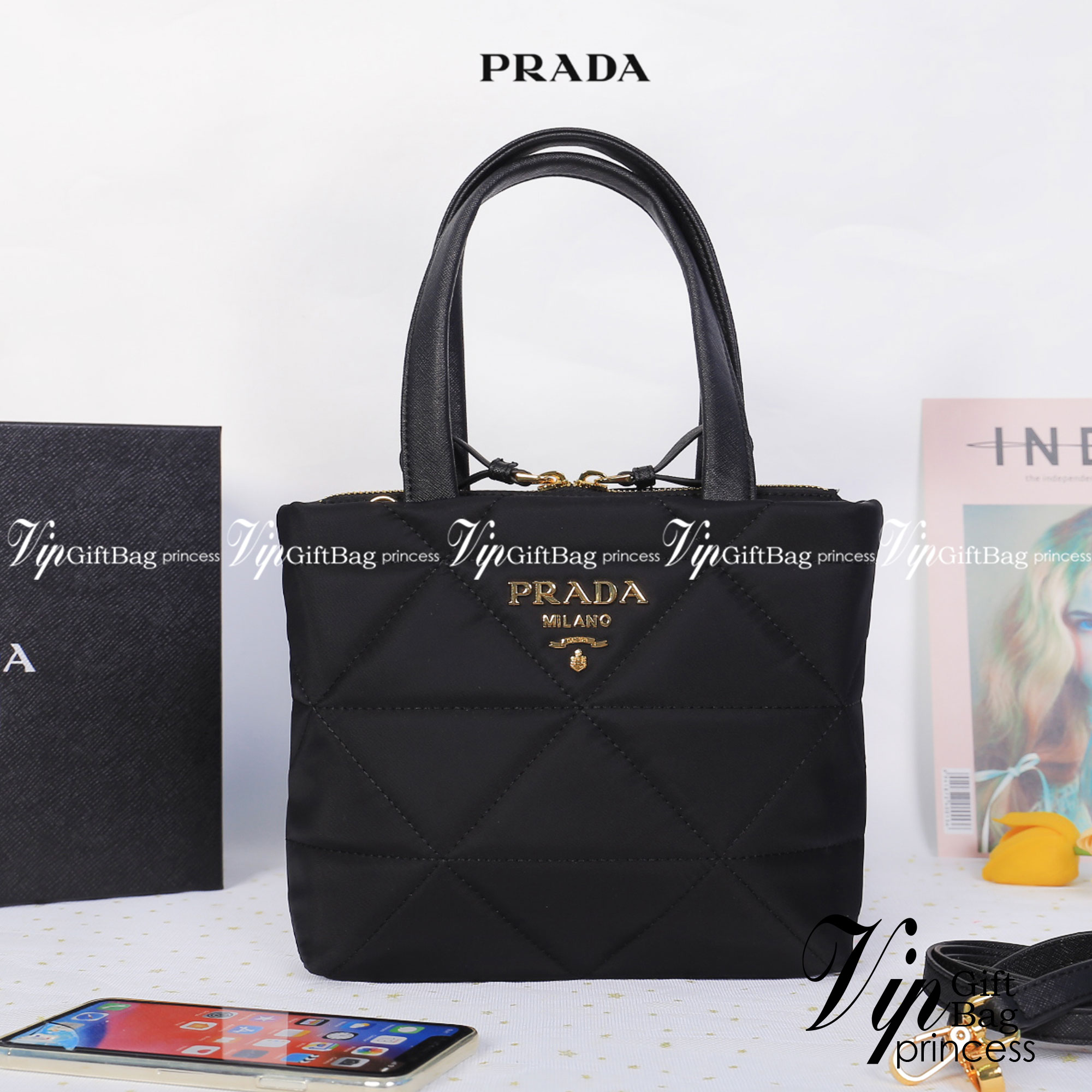 Prada Re-Nylon padded tote bag / Prada Logo Plaque Cross Body Phone Case กระเป๋า Crossbody สุดเก๋ วัสดุ Nylon เปิด-ปิด ด้วยซิป ด้านหน้าประดับด้วยโลโก้แบรนด์ น้ำหนักเบา ด้านในเป็นช่องโล่งกว้าง ซับในพิมพ์ลายแบรนด์สวย ตามแบบฉบับ ใส่ I Phone ได้สบายเลยค่ะ บอก