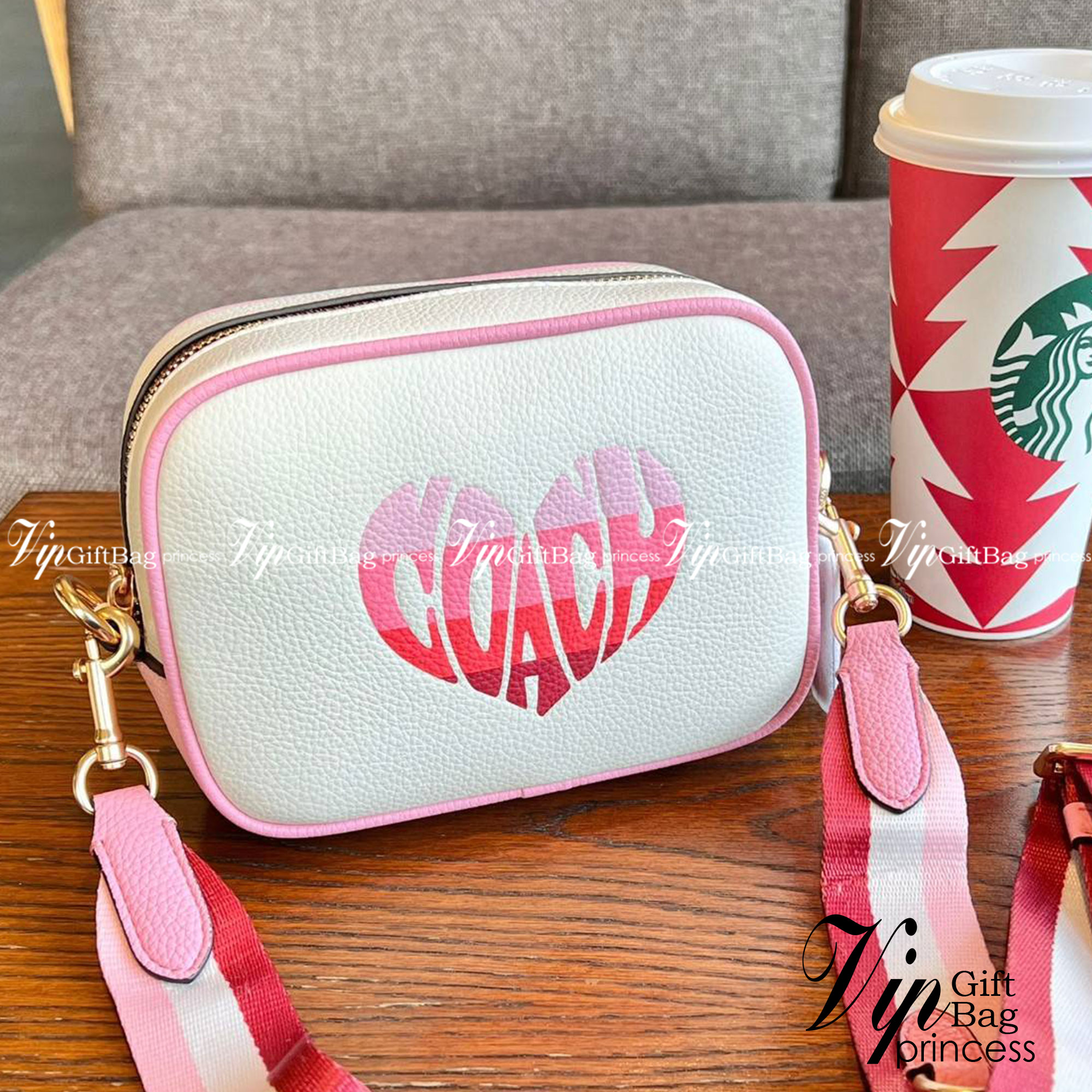 ใจละลายหมดแล้วค่า 😍 Coach Mini Jamie Camera Bag With Stripe Heart Motif ((CA072)) พร้อมส่งล่าสุด! กับกระเป๋าสะพายแบบครอสบอดี้ร์ บอกเลยน้องน่ารักสีสวยมากๆค่ะ