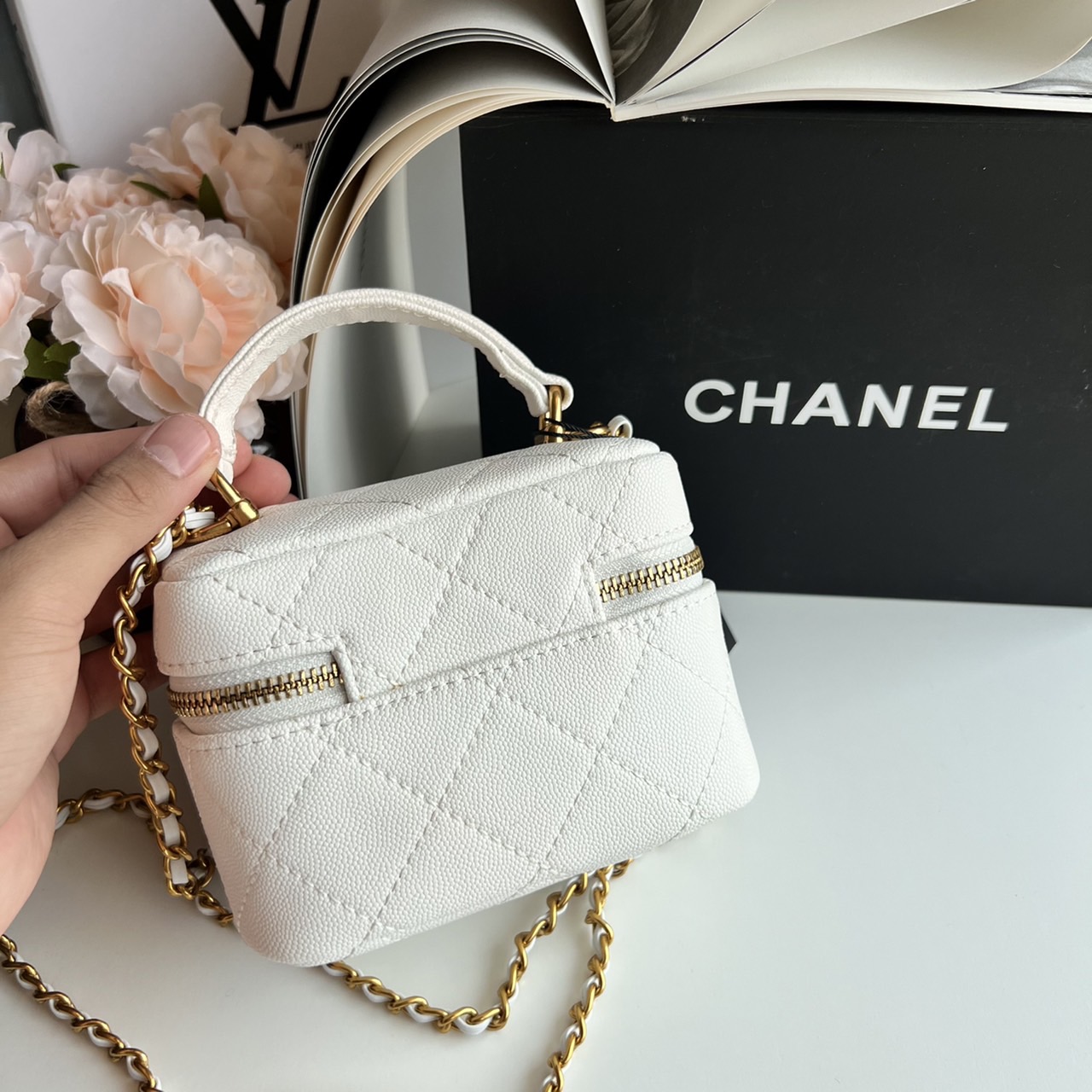 หนังแท้ Chanel Micro Bag / CHANEL Small Vanity Case Caviar Leather / Chanel vanity chain mini พร้อมส่งที่ไทย กระเป๋าสะพายข้างขนาดเล็กน่ารัก ดีไซน์คลาสสิคเรียบหรูเข้ากับทุกลุ๊คแบบไม่มีเอ้าท์ ไอเท็มนี้แนะนำสวยน่าใช้ ไม่ควรพลาดเลยค่าา