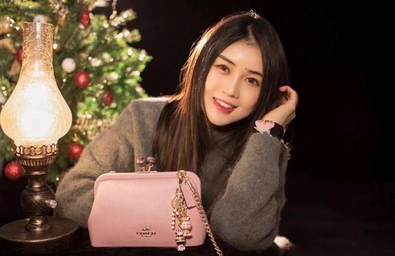 ของแท้ 💯% Coach Nora Kisslock Crossbody In Signature ((1451//1452)) หนังแท้ กระเป๋าสะพายครอสบอดี้ร์หรือสามารถถือแบบคลัทออกงานสังคมก็สวยดูดีมากๆเลยค่ะ😘 หนังแท้อย่างดีนิ่มมือค่ะ