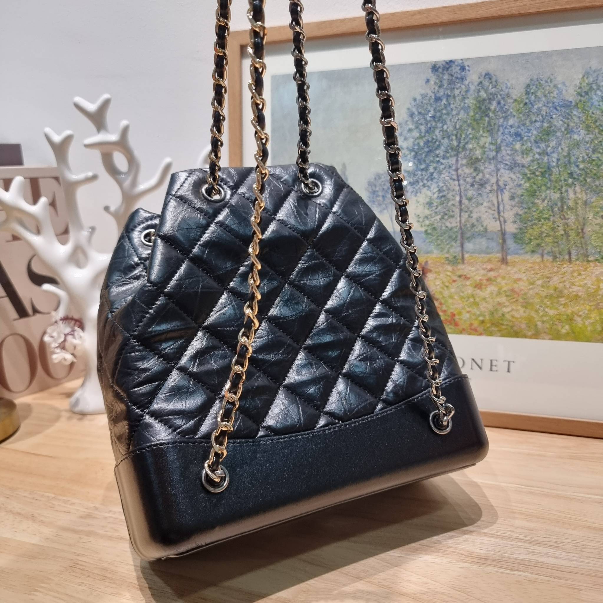 Chanel gabrielle backpack ไอเท็ม best seller กับรุ่นสุดปังในรูปแบบกระเป๋าเป้ ดีไซน์หรูคลาสสิค สายสะพายในตัวรูดปากกระเป๋าเก็บทรงได้ หรือจะรูดด้านหน้ายาวสุด