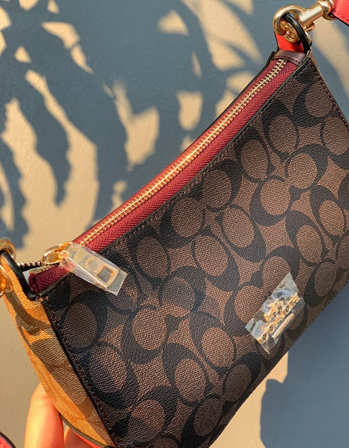 สีเข้าใหม่ สวยมากจริงค่ะ!! COACH JES BAGETTE IN BLOCKED SIGNAATURE ((C6825)) 📌พร้อมส่งที่ไทย สินค้าเข้าใหม่ลาสุดค่ะ! กระเป๋าสะพายครอสบอดี้ร์ หนังแท้ น้ำหนักเบา ทรงสวย 🔺ตัวกระเป๋าเป็นหนังลายC สลับสีได้ลงตัวสวยงาม โดดเด่น น่าใช้มากๆค่ะ!