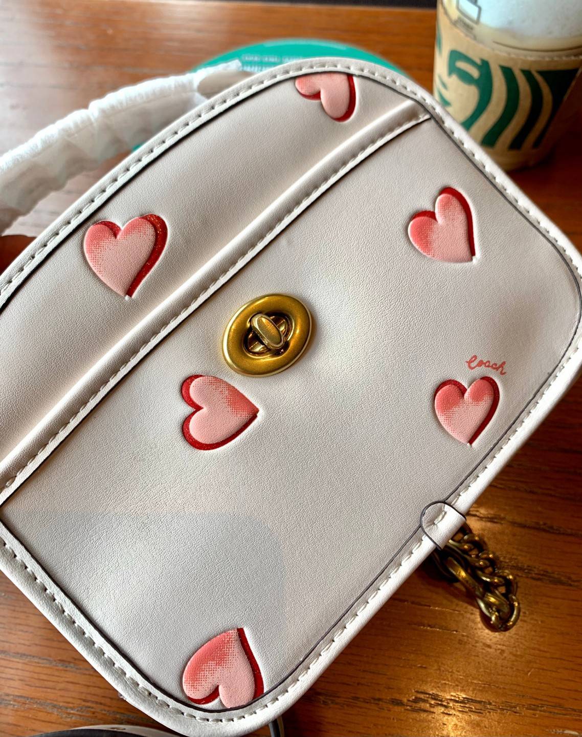 COACH LUNCHBOX TOP HANDLE WITH HEART PRINT ((C3920)) พร้อมส่งความน่ารักที่ไทย ตามมาติดๆค่ะ!! กระเป๋าสะพายข้างหรือแบบหิ้วออกงานเกร๋ๆได้เลยค่ะ หนังแท้อย่างดีสวยงามมากค่ะ ❤️จุดเด่นของรุ่นคือปริ้นลายหัวใจแบบ3D ทั้งใบ