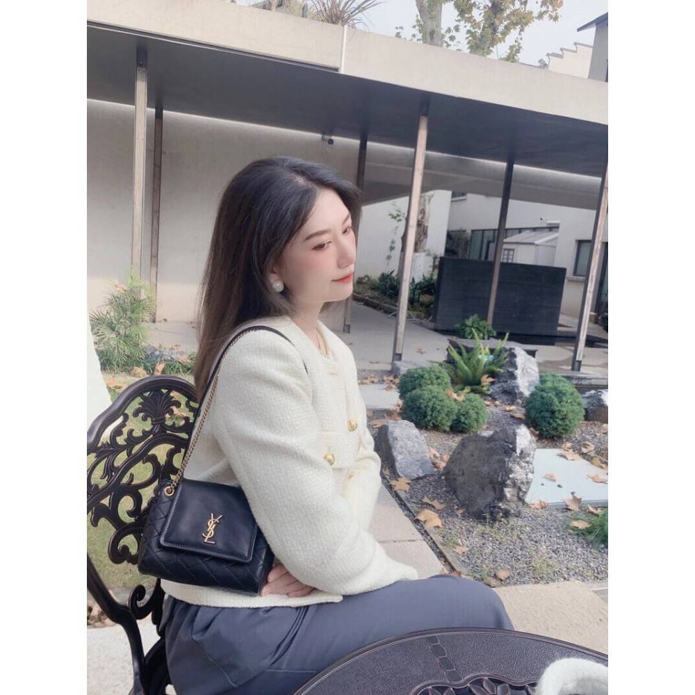 Yves Saint laurent mini nolita in lambskin / YSL mini nolita น้องสาวคนสวยที่ต้องตาเมื่อแรกเห็น กระเป๋าสะพายดีไซน์หรู ไซส์มินิ แบรนด์นี้ไม่เคยทำให้ผิดหวังจริงๆ ด้วยดีเทลความเรียบง่ายแต่มีความหรูอยู่ในตัว วัสดุหนังแกะ สัมผัสดีงามมากๆ เปิด-ปิดด้วยกระดุมแม่เห