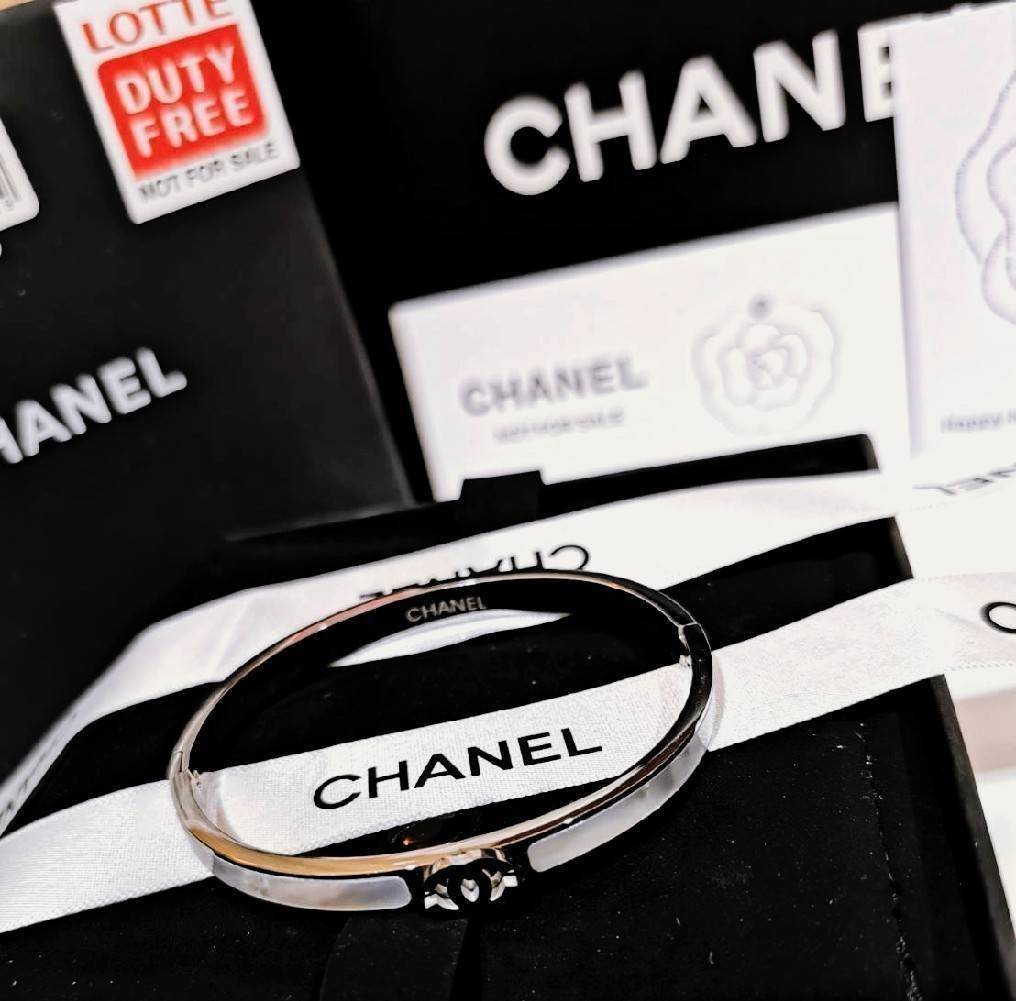 CHANEL BANGLE BRACELET VIP สุดเลอค่า ไอเท็มหายากชวนสะสมดีไซน์สวยคลาสสิคเลอค่า ไอเท็มแบบนี้นานๆจะหลุดมาให้ช้อปจะซื้อใช้เองหรือมอบเป็นของขวัญก็เลิศหรูดูดี สินค้ามาใน Original Package ไอเท็มหายากห้ามพลาดค่ะ!