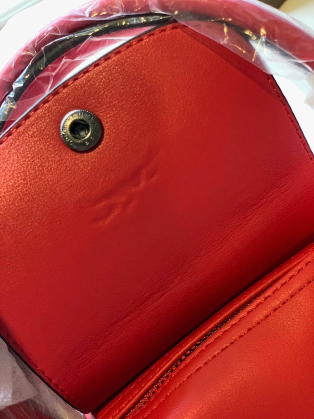 Longchamp LE PLIAGE CUIR TOP HANDLE BAG S เรียกว่าเป็นกระเป๋าอีกหนึ่งรุ่นที่ไม่ว่ายังไงก็ฮอตฮิตและติดเทรนด์ตลอดไม่เคยเปลี่ยนกับ ทรง Le Pliage Cuir หนึ่งในตระกูลกระเป๋าสุดไอคอนิกจากแบรนด์ เมื่อรุ่น Le Pliage Cuir ในรูปแบบของหนังแกะ Metis ได้ถือกำเนิดขึ้นใน