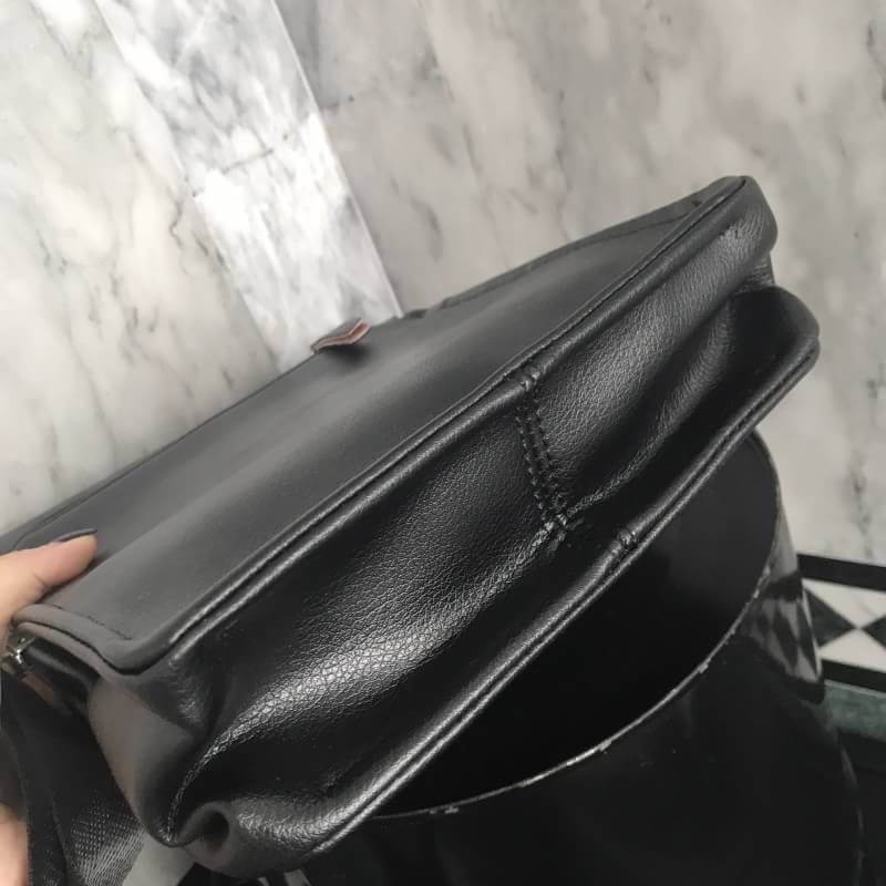 😎เอาใจหนุ่มๆบ้างค่า สำหรับ messenger bag หนังดี มากๆเลยน้า ลายหนังชัดสวย ใบนี้จากแบรนด์ Berke ตัวกระเป๋าขนาดกำลังดีเลยคะ สีดำด้านสวยมาก คลาสสิคสุดๆ มีช่องแบ่งเก็บของหลายช่องเป็นสัดส่วนมากๆคะ น้ำหนักเบา จุของคุ้ม สายยาว ปรับได้ free size สามารถสะพา