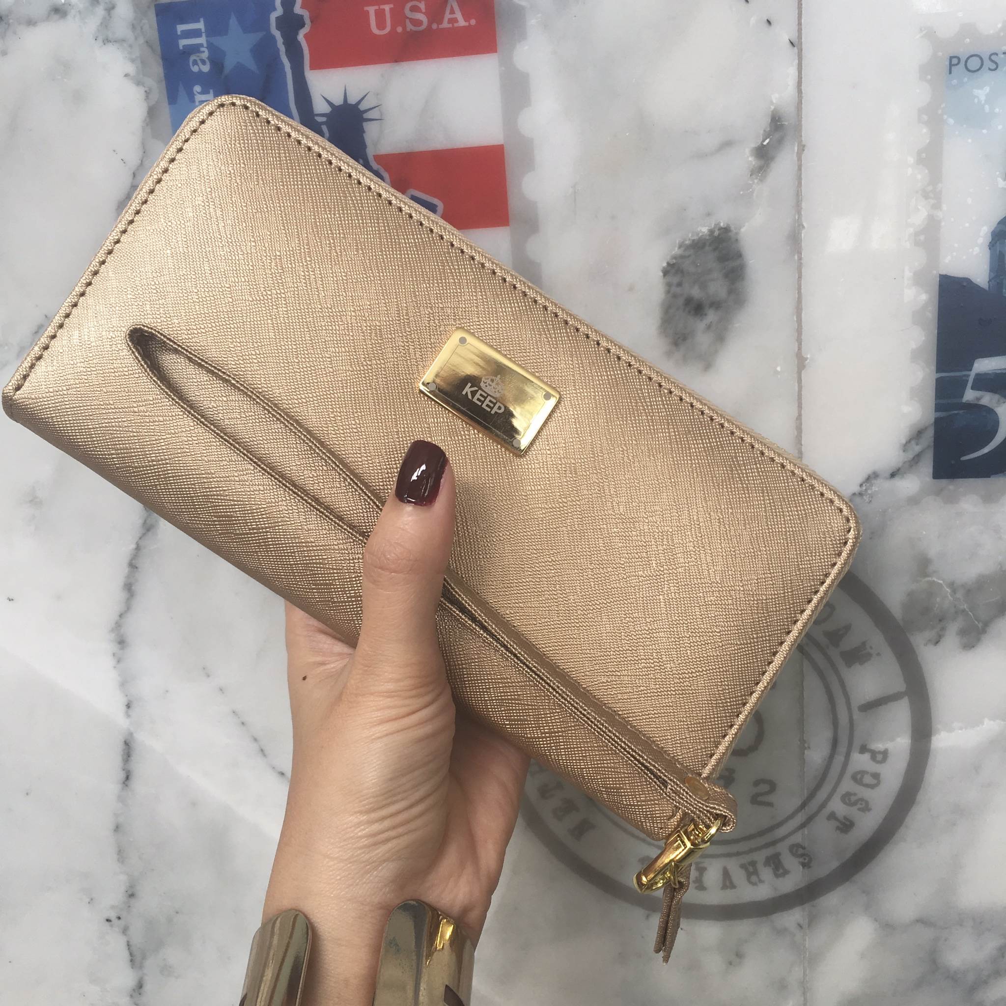 NEW ' KEEP Alice ' 2017 collection •• Long wallet 🐔🐔 ใหม่ล่าสุด สำหรับกระเป๋าสตางค์ทรงยาว หนัง saffiano leather เป็น Collection สีทอง รับทรัพย์ ต้อนรับ ปีไก่ทอง กันเลยค่า 💸💵💴💶💷💰