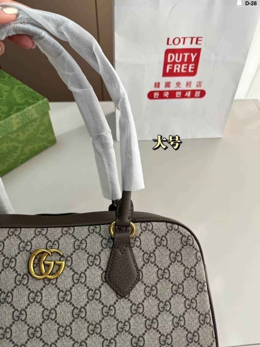 GUCCI Ophidia GG Top Handle Bag กระเป๋าสะพายคลาสสิค คลาสซี่กับคอลใหม่ กระเป๋าสะพายไหล่ที่มาแรงสุดๆในตอนนี้ ใช้ง่ายสะพายสะดวก หูสะพายในตัวแบบยาว ภายในเป็นช่องโล่ง รูปทรงเรียบหรู พิมพ์ลายโมโนแกรมเต็มใบ แต่งอะไหล่สีทองโลโก้ GG ตอบโจทย์และแมทช์ได้ทุกลุค