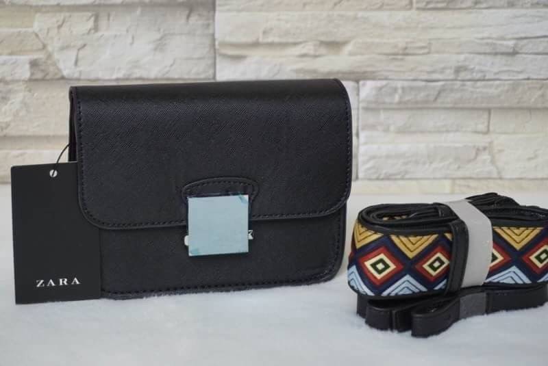 Don't Miss! Best Seller! ZARA CROSSBODY WITH 2STRAPS กระเป๋าถือหรือสะพายทรงคลัชรุ่นยอดนิยมวัสดุหนัง Saffiano อยู่ทรงสวยหรูสไตล์ PRADA แข็งแรงทนทาน ดีไซน์เก๋ไม่ซ้ำใคร เปิดปิดด้วยตัวล๊อคเอกลักษณ์ของ ZARA ภายในมีโลโก้ สามารถใส่มือถือ iphone7+ ได้ โดดเด่